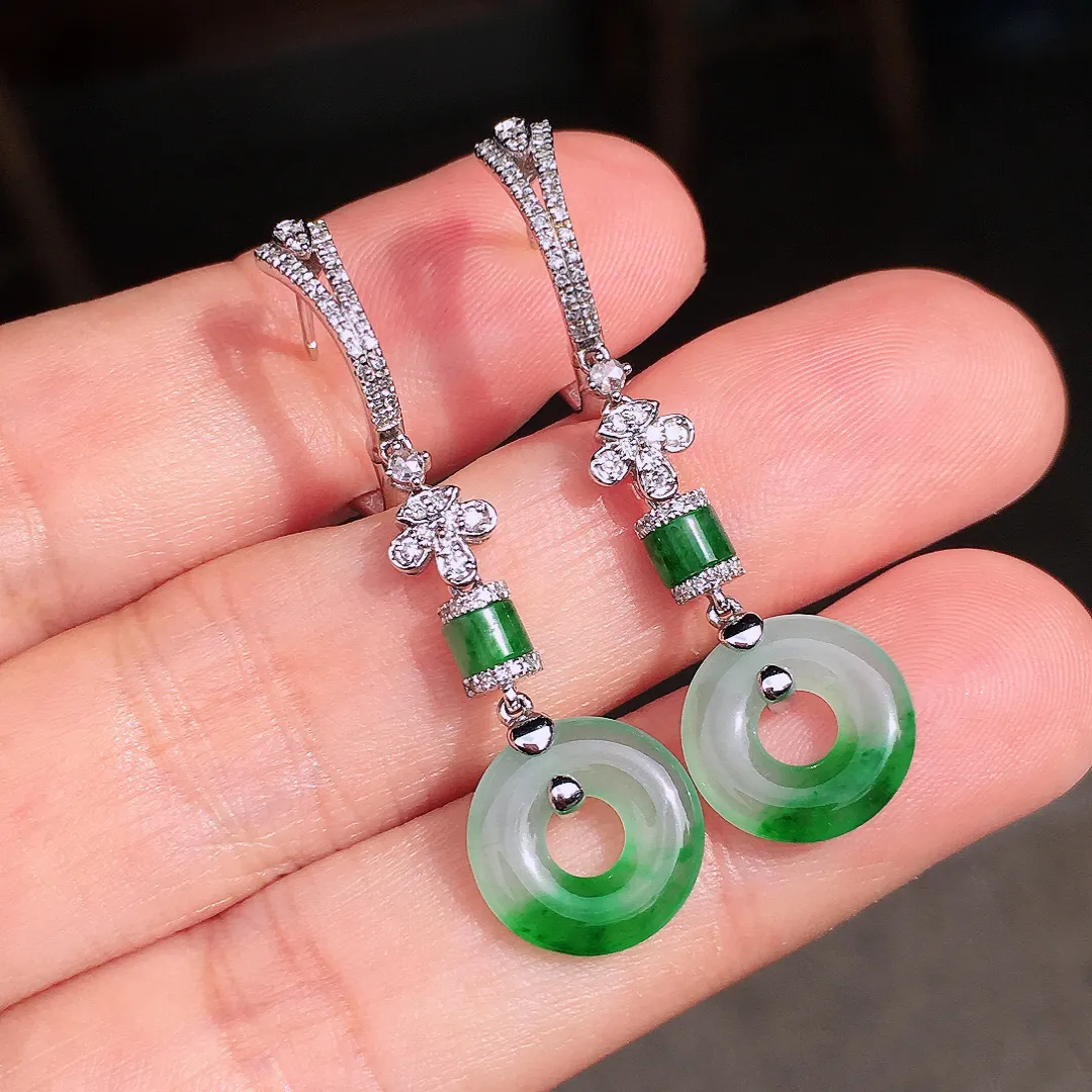 飘绿平安扣耳坠，色泽艳丽，玉质细腻，荧光感超
强，饱满圆润，尽显优雅气质，18k
金豪华镶嵌