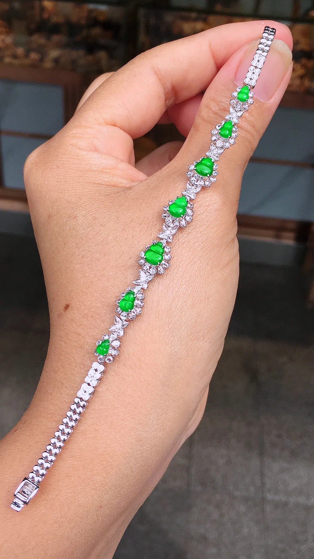 阳绿葫芦手链，色泽均匀艳丽，玉质细腻，荧光感超
强，饱满圆润，尽显优雅气质，18k
金豪华镶嵌