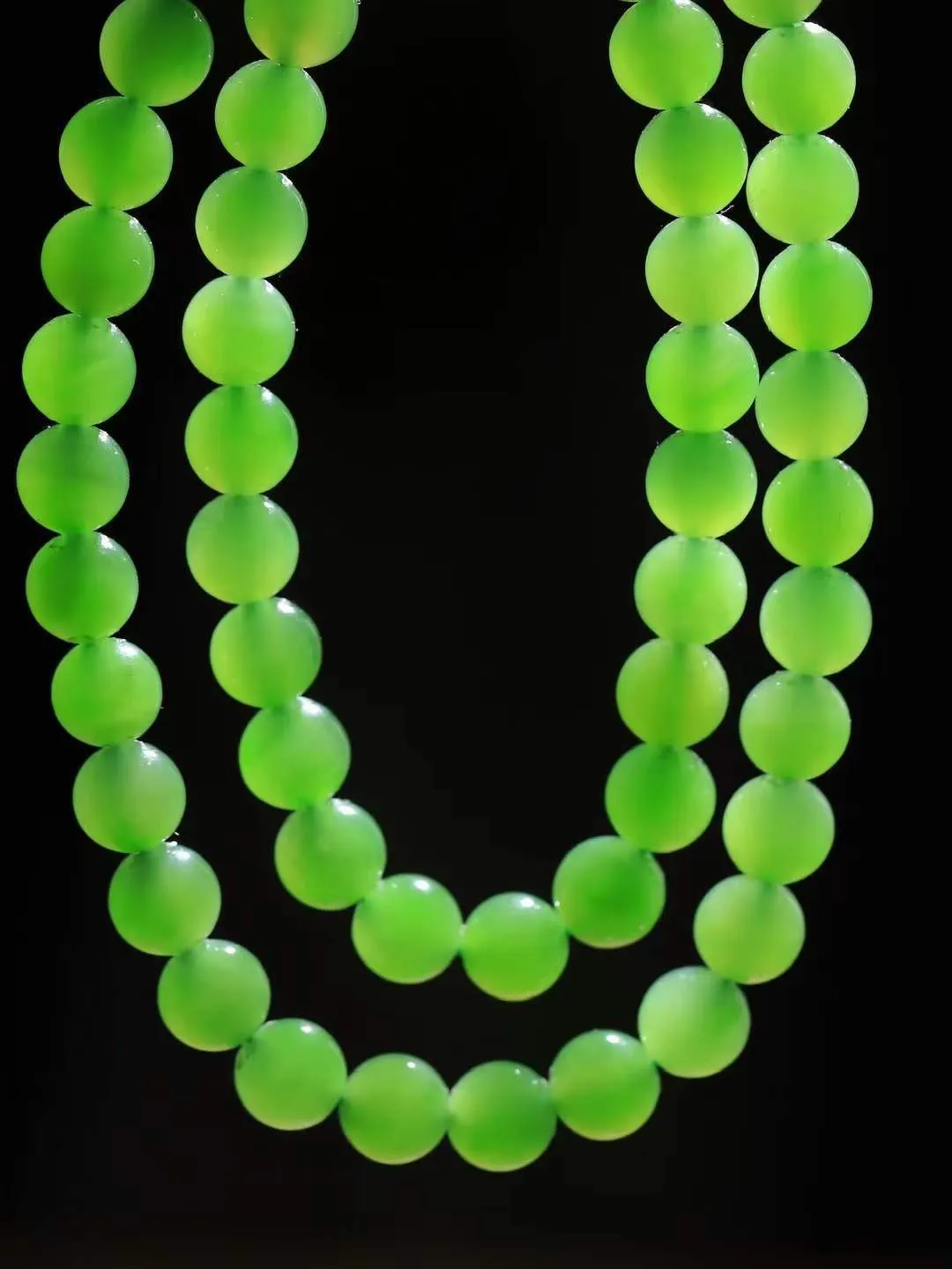 【珠圆玉润.项链】

精品和田玉碧玉珠圆玉润项链 玉质温润细腻  整串打磨圆润，佩戴舒适。珠珠落玉盘，间关莺语花底滑，一生美好时光，无论身在何处，都有它相伴相守。事事顺遂，幸福美满，吉祥如意。重44.6克 尺寸取一7.9mm  791101078A