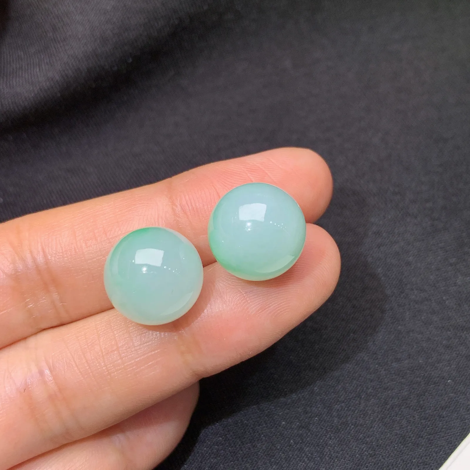 飘绿圆珠一对，冰润色甜，玉质细腻，种水足 直径12.2