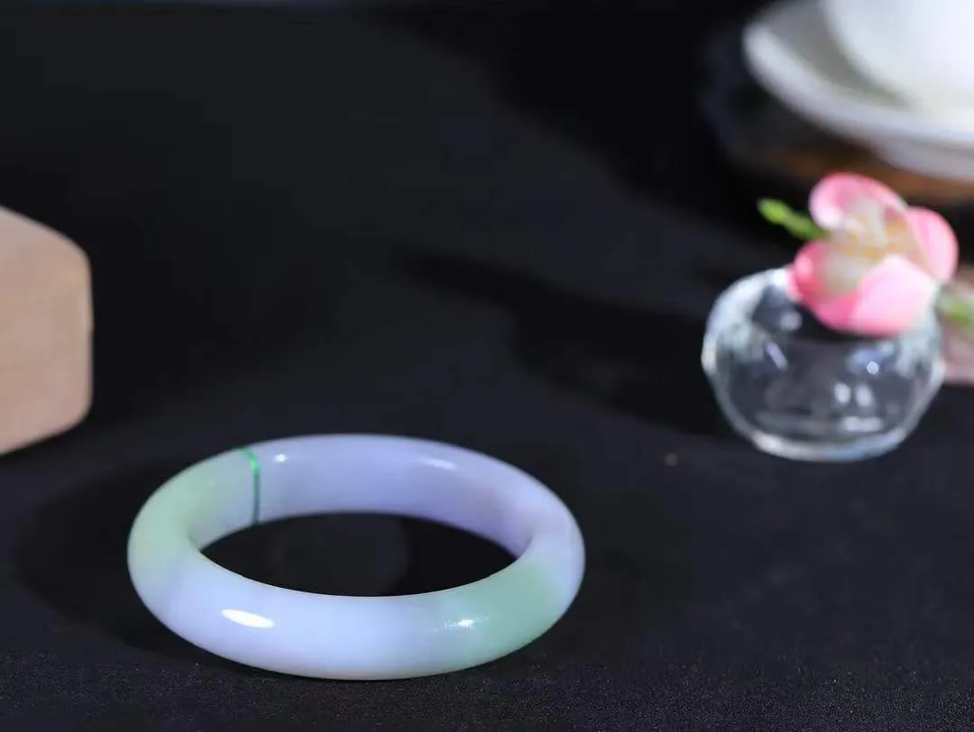 【花样年华·手镯】

精品️和田玉烟紫翠青双色手镯，质地油润细腻，色泽高贵典雅，镯型古朴典雅。在诗