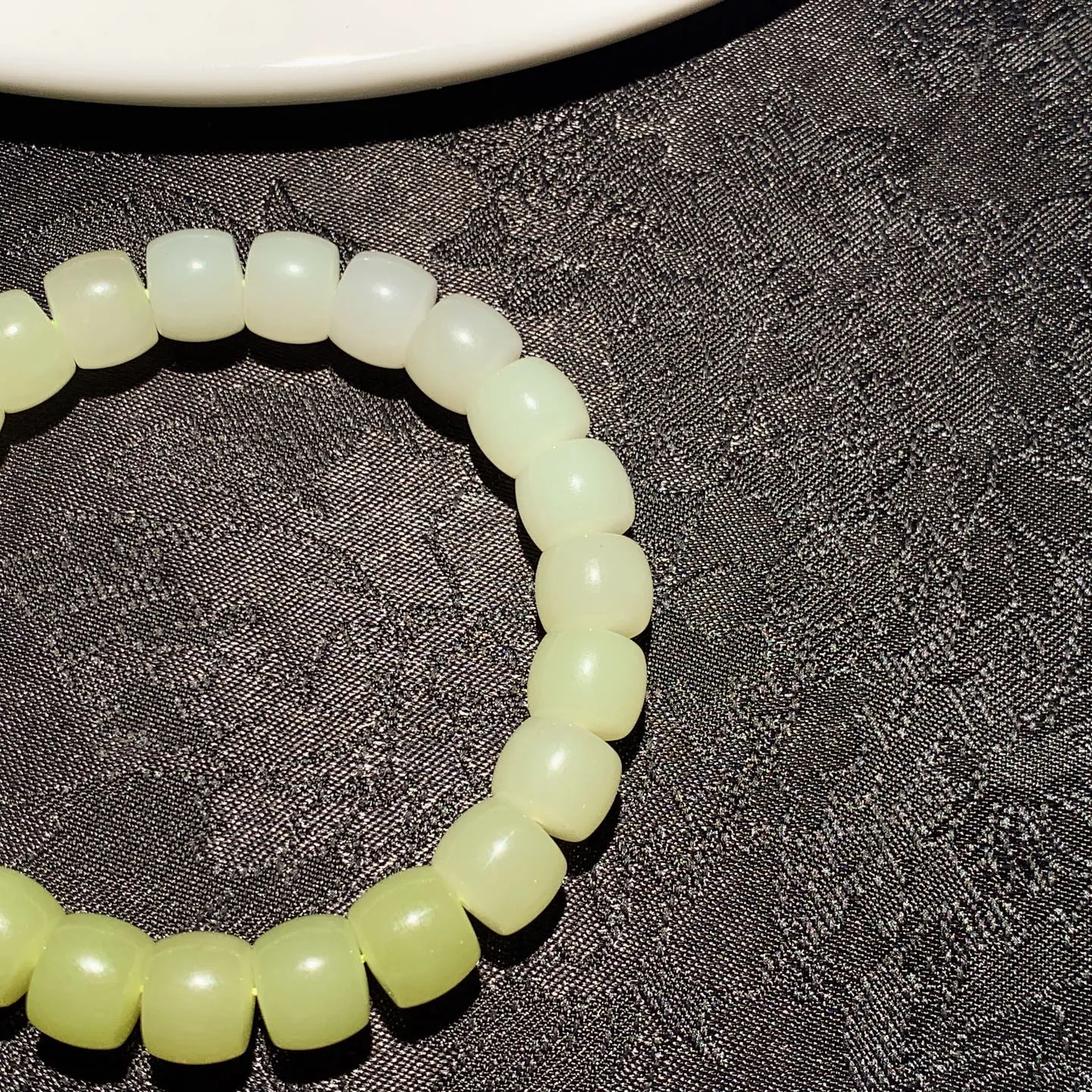 和田玉黄口料直切老型珠手串。单颗尺寸8/10！玉质细腻油润。手推出油。佩戴高端典雅。lt251110