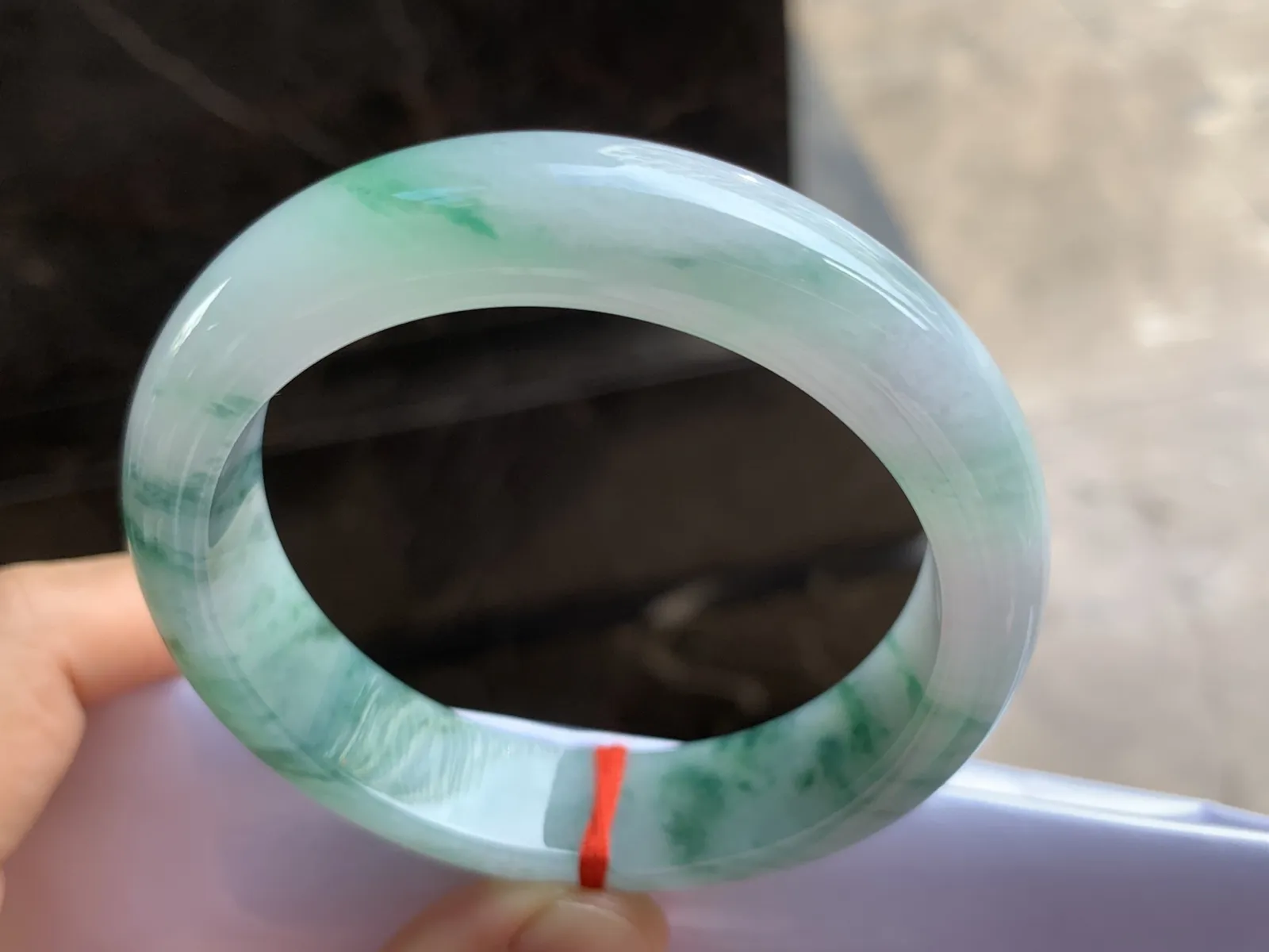 57.5-13.8-8.3mm
糯冰飘花手镯 底子细腻 水润色花