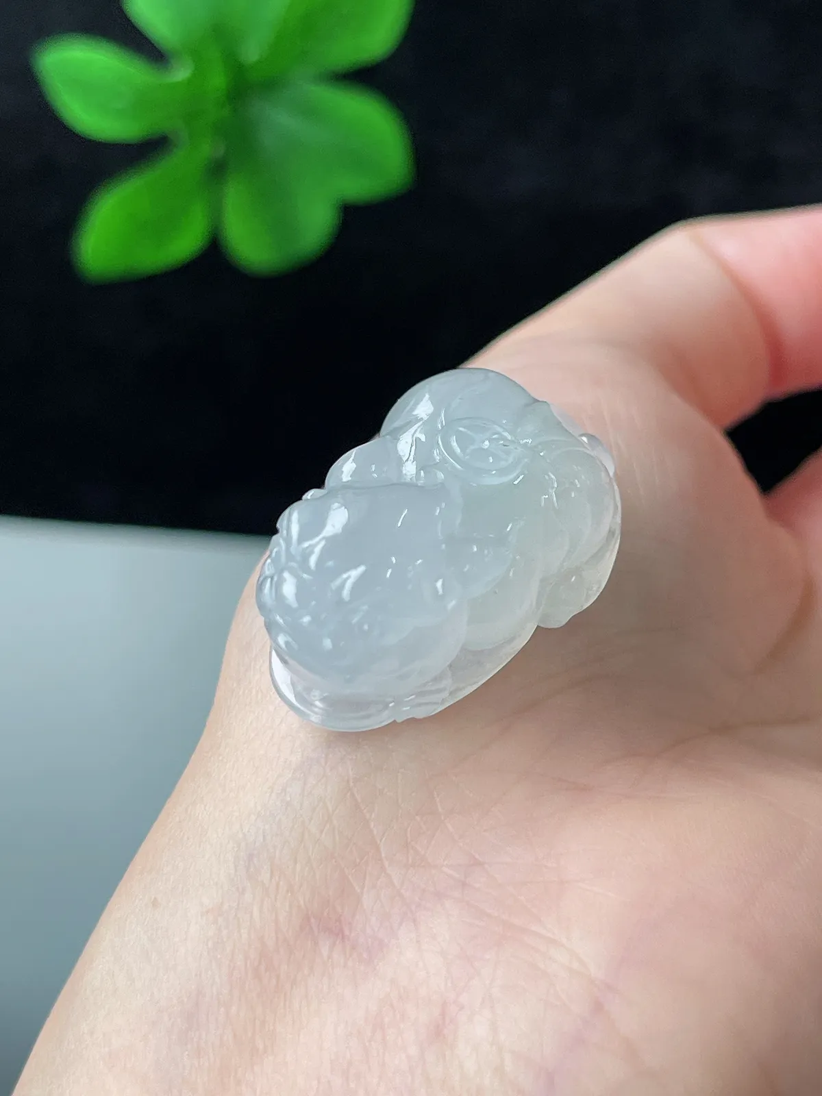 翡翠冰糯种白色貔貅吊坠