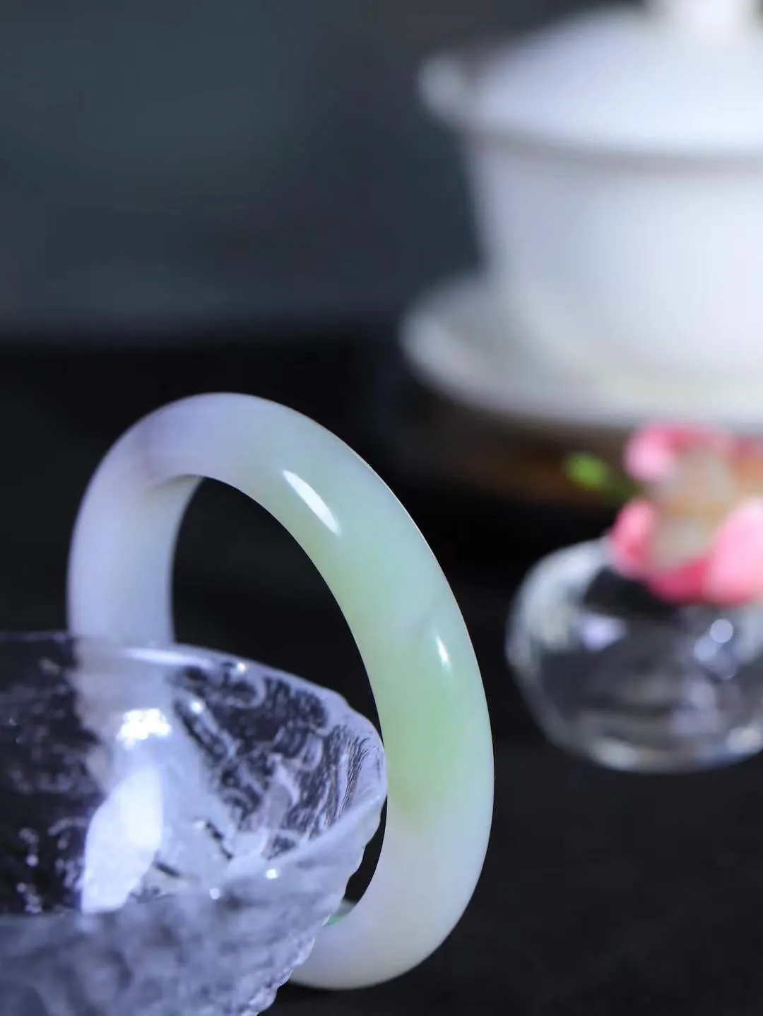 【婉约佳人.手镯】

精品️和田玉三色手镯 玉质温润细腻 油性十足 手感舒适，高华雅逸，线条流畅，简约大气，美自天成，素雅高贵。佩戴于腕间，婉约之美，举手投足间透出那份低调奢华。重51.8克 内径54mm  尺寸12.3-8.5mm   FDA-691101031