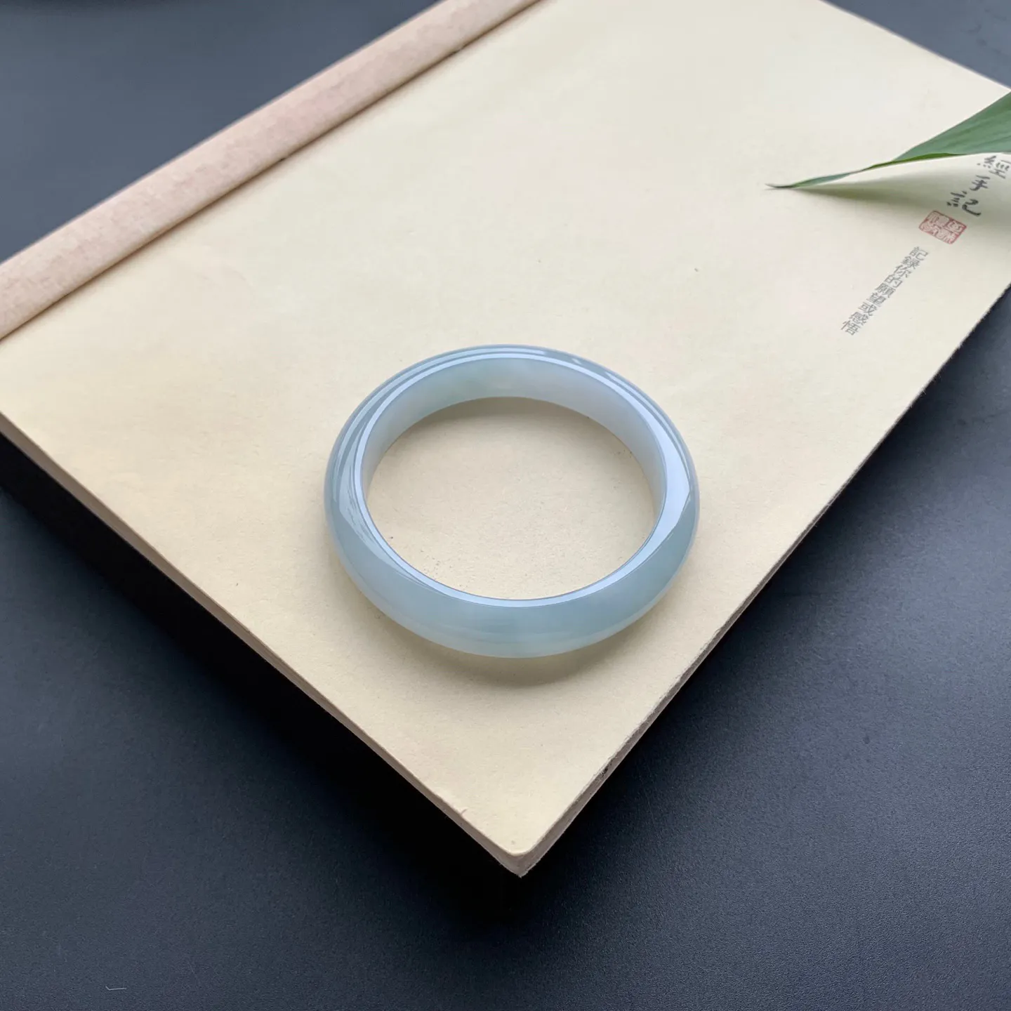 56.3圈口蓝底正圈手镯 尺寸：56.3-11.6-7.5，无纹裂，细腻起胶，水润光滑