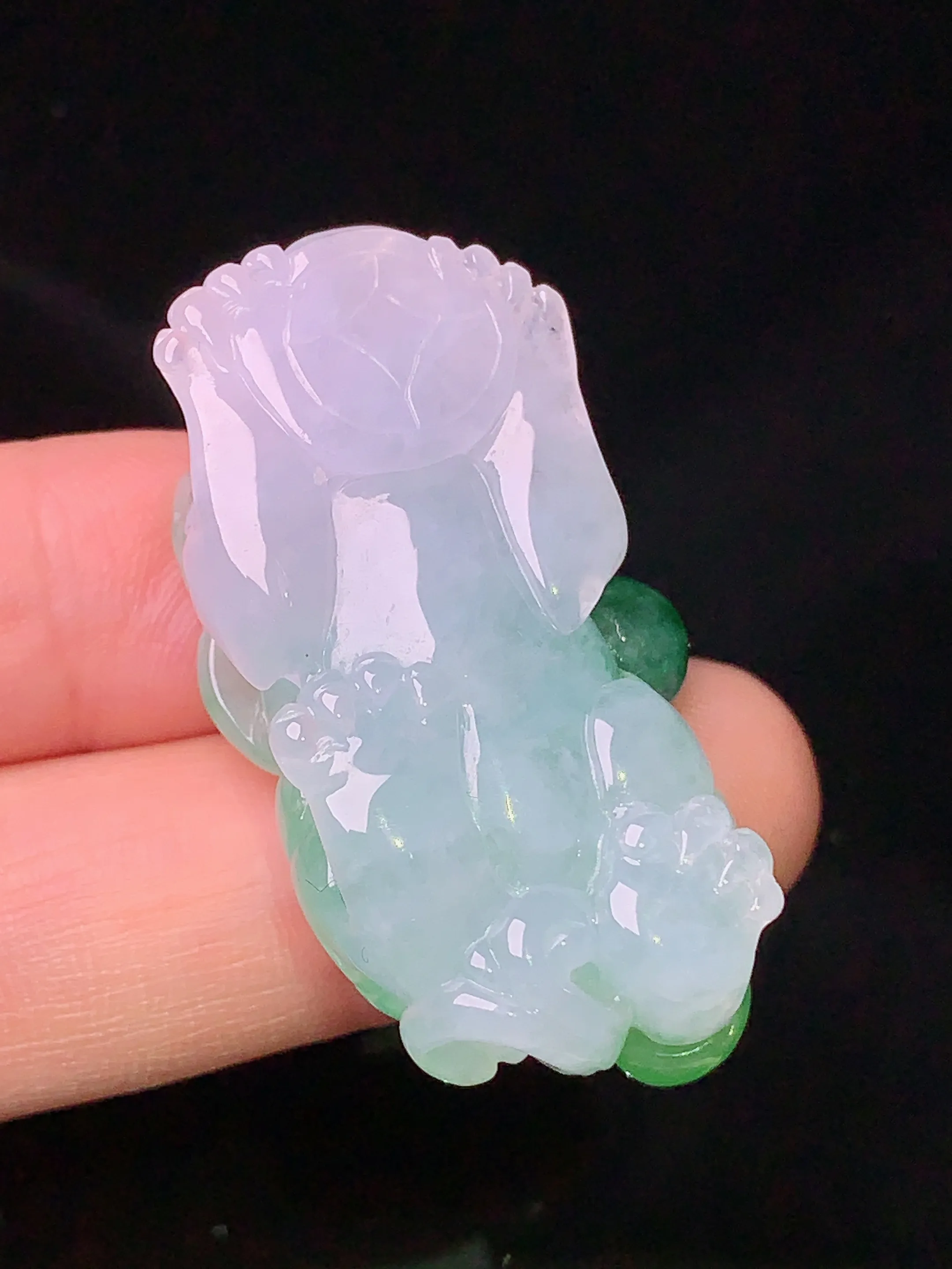 飘绿貔貅吊坠 玉质细腻 色泽清新艳丽 整体尺寸40.8*21.8*11.6