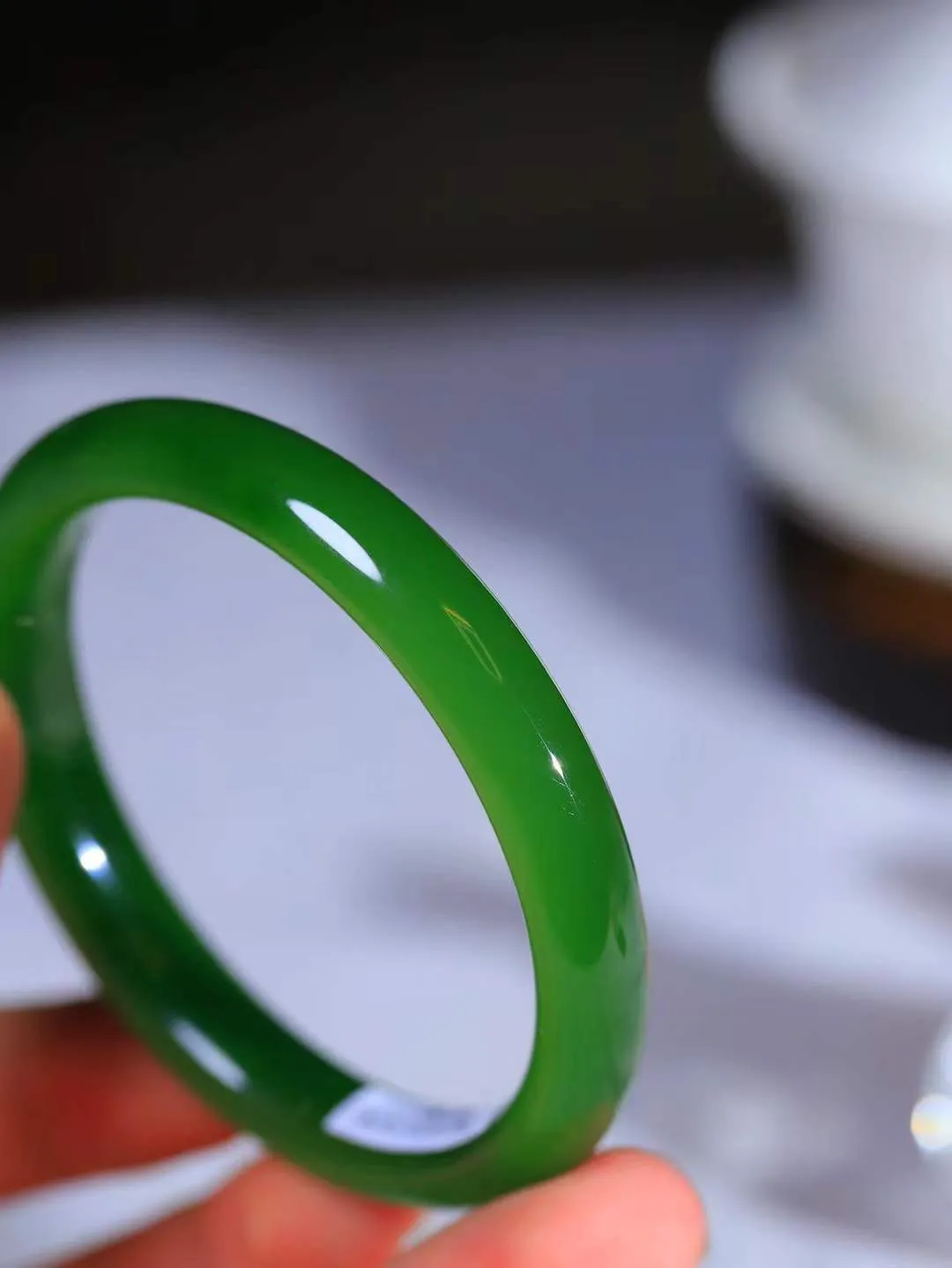 【碧波流转·手镯】

典藏级臻品️和田玉碧玉手镯，玉质细腻温润，手感舒适，️线条流畅，简约大气，美自天成，佩戴于腕间，婉约之美，举手投足间透出那份低调奢华，醉人心扉。
重37.8克 内径圈口56.5mm尺寸9.8-7.8mm  FDA-131101008