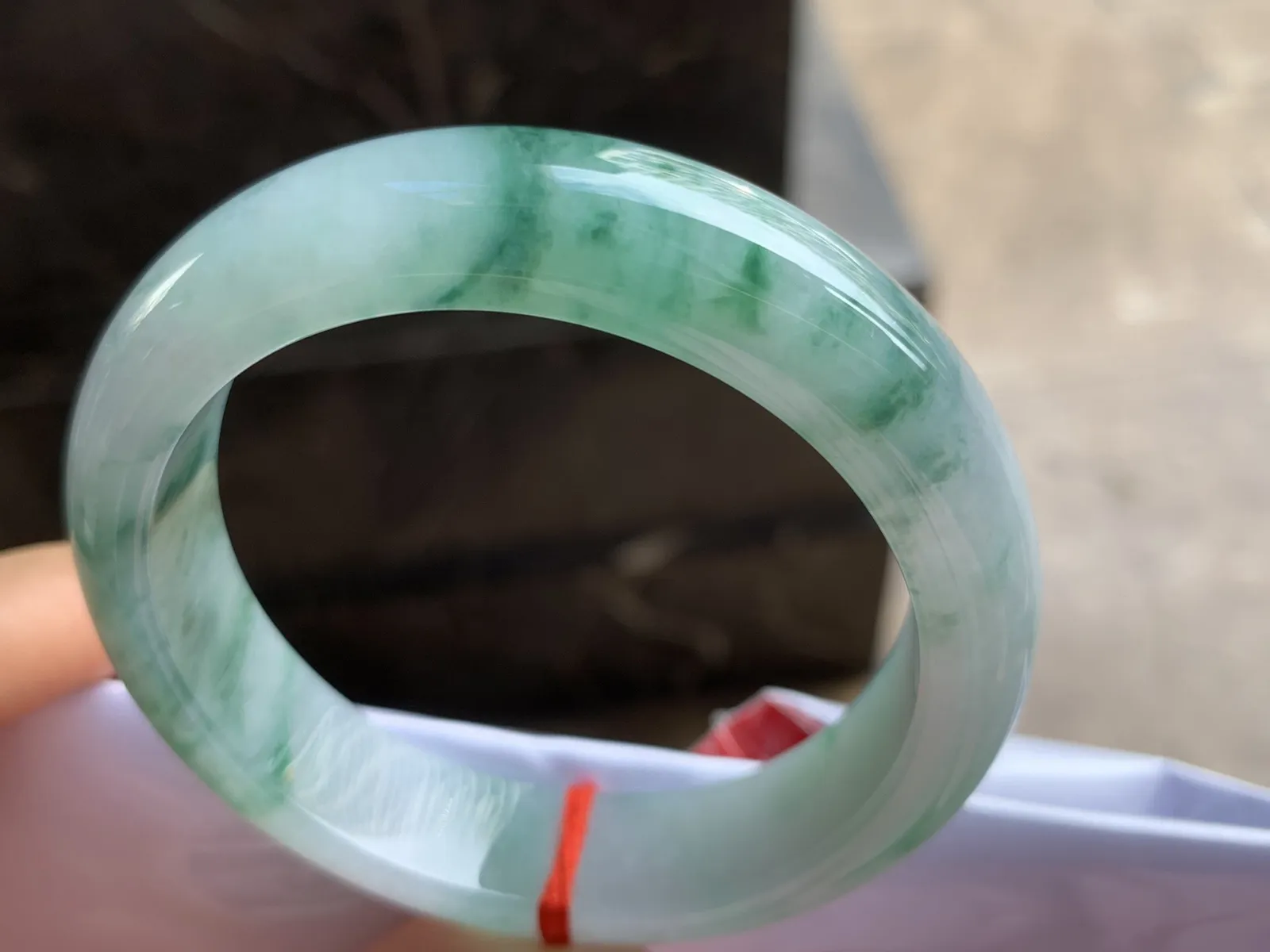 57.5-13.8-8.3mm
糯冰飘花手镯 底子细腻 水润色花