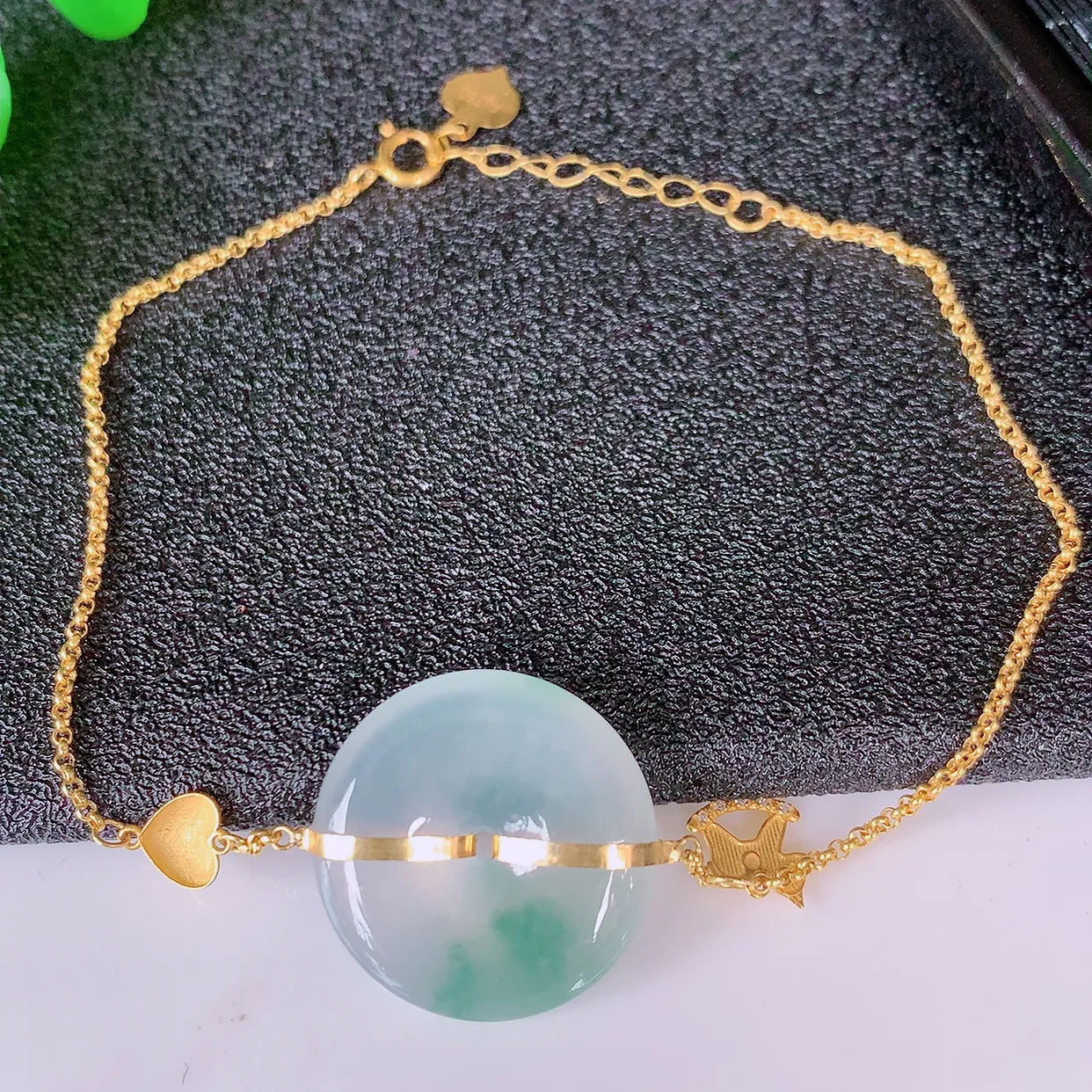 自然光实拍 18k金镶嵌冰种飘花翡翠平安扣手链，沁人心脾，豪华镶嵌而成，手链佩戴效果大气出众，尽显气质。翡翠种水好，胶感足，颜相当漂亮，高性价比，值得入手品鉴！#1.10平安扣尺寸17.*4