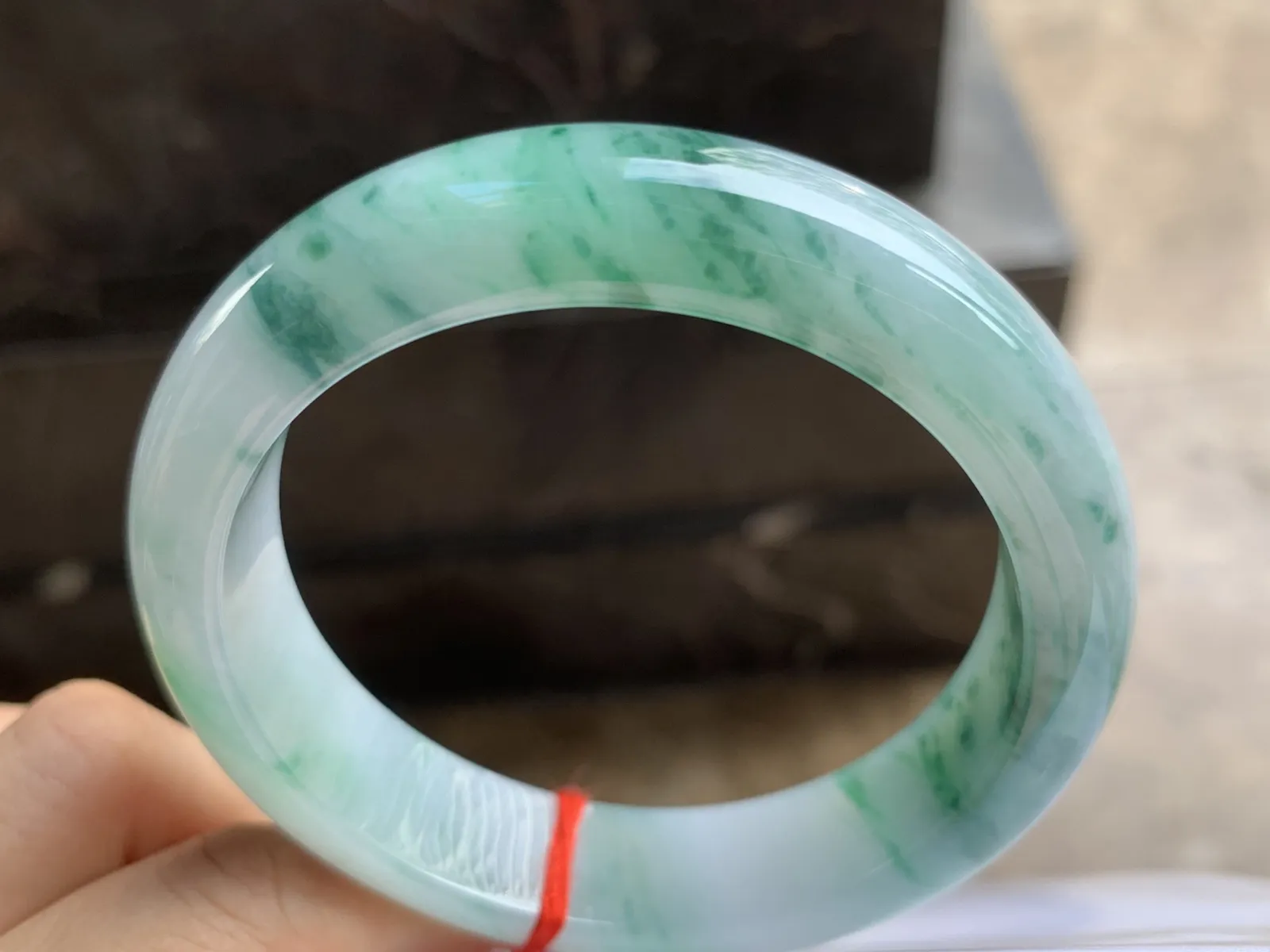 57.5-13.8-8.3mm
糯冰飘花手镯 底子细腻 水润色花