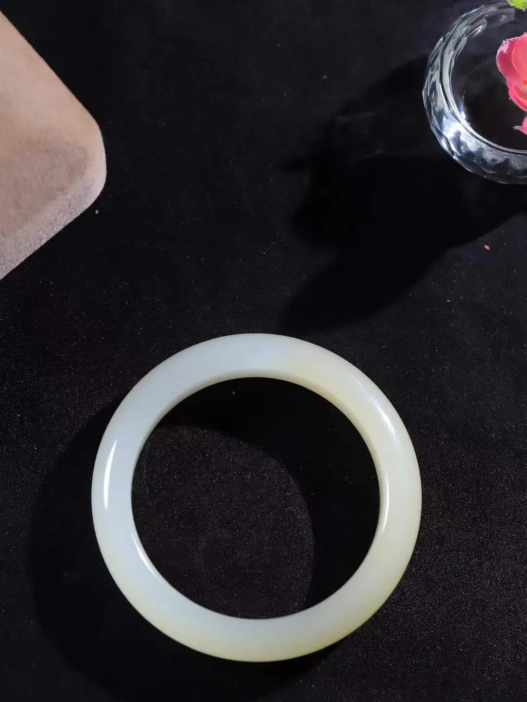 [温润如玉.手镯]

精品和田玉蜂蜜水手镯。玉质温润细腻 油性十足 手感舒适，高华雅逸，线条流畅，简约大气，美自天成，素雅高贵。佩戴于腕间，婉约之美，举手投足间透出那份低调奢华。重46.7克 内径50.5mm尺寸12.5-8.3mm FDA-121101000