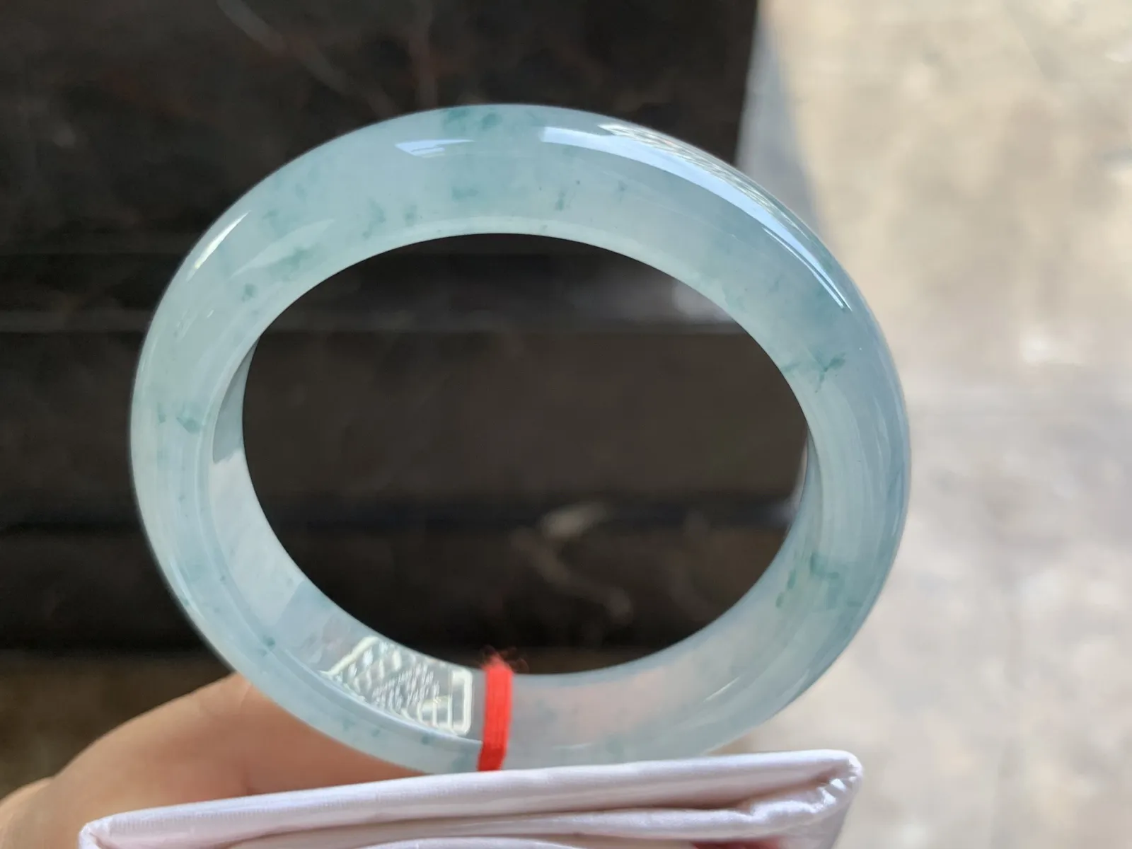 54.5-12.3-8.3mm
冰种飘花手镯 水润光泽 碎花点缀 上手漂亮