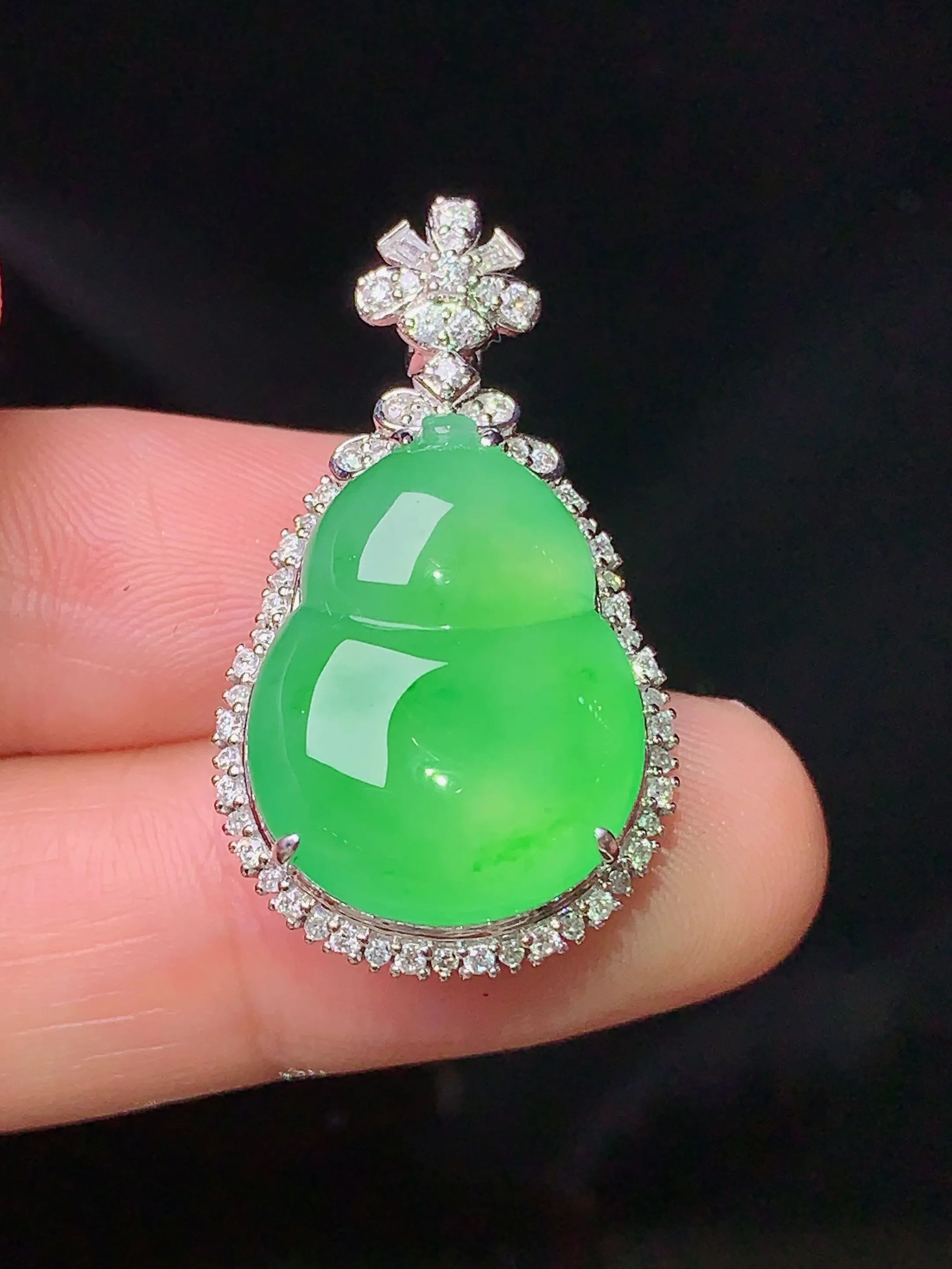 18k金钻镶嵌翠绿葫芦吊坠 玉质细腻 色泽清新艳丽 整体尺寸31.2*17.7*11.6