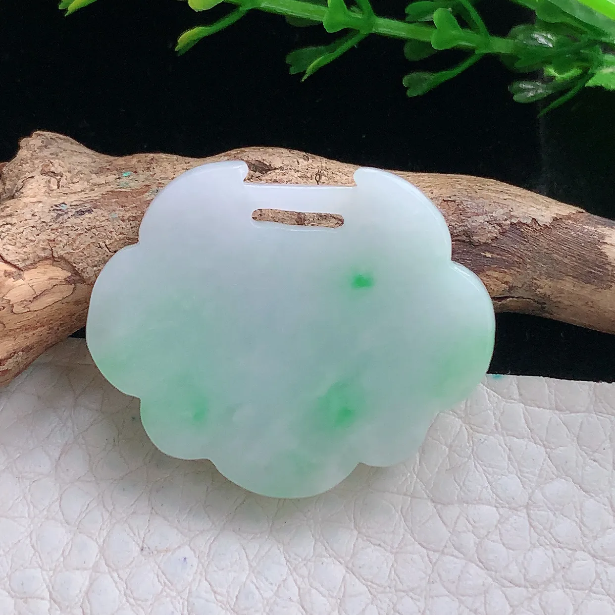 ajj实拍26.3*32*6.2天然缅甸翡翠飘绿平安锁吊坠 吉祥如意小孩玉坠