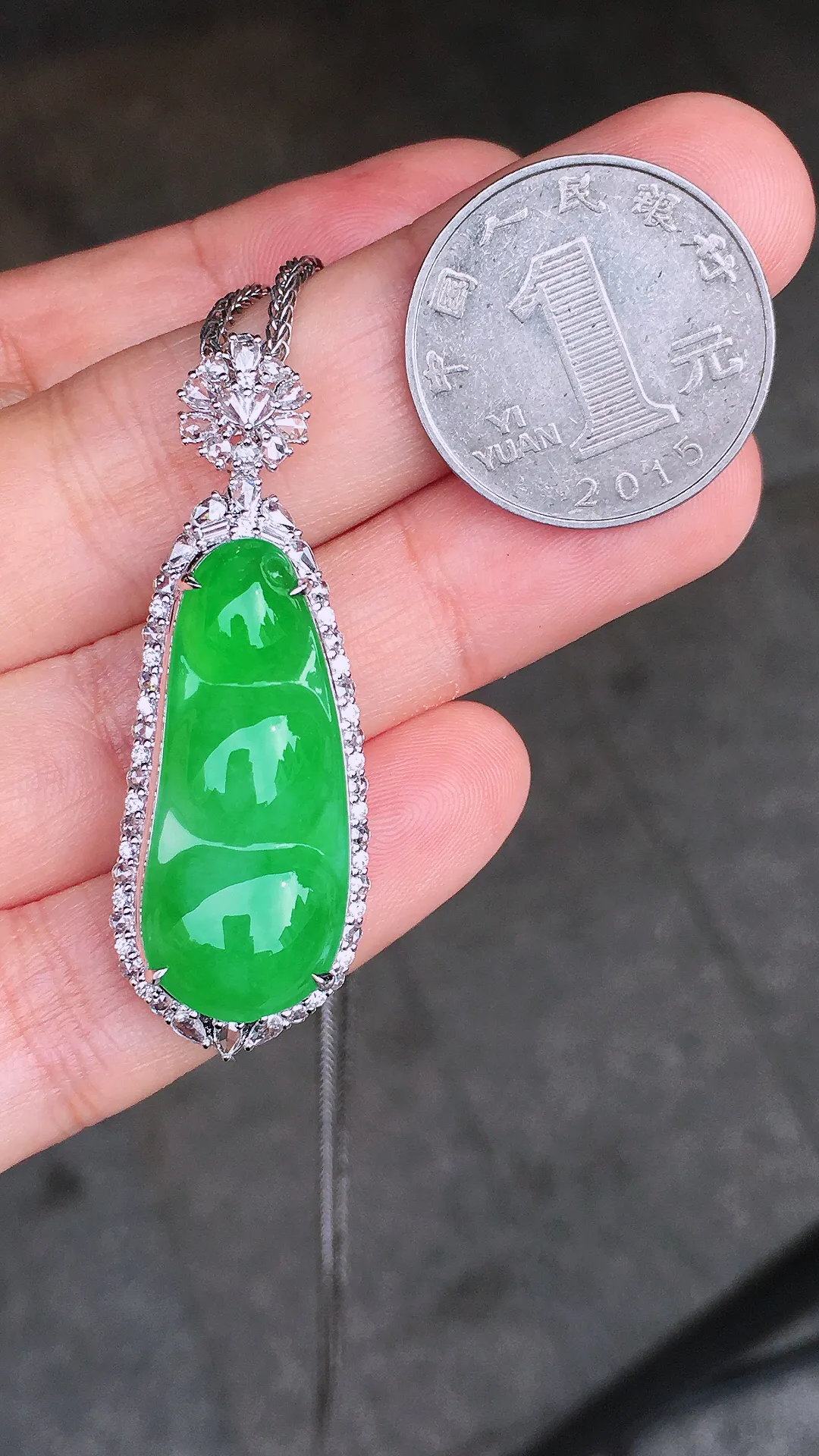 阳绿福豆吊坠，色泽均匀艳丽，玉质细腻，荧光感超
强，饱满圆润，尽显优雅气质，18k
金豪华镶嵌