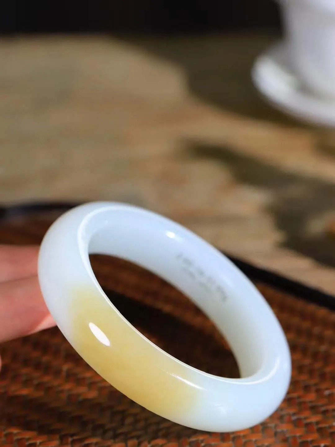 [温润如玉.手镯]

收藏级臻品和田玉糖白玉手镯。玉质温润细腻 油性十足 手感舒适，高华雅逸，线条流畅，简约大气，美自天成，素雅高贵。佩戴于腕间，婉约之美，举手投足间透出那份低调奢华。重99克 内径60.5mm尺寸16.3-11-mm FDA-121101000