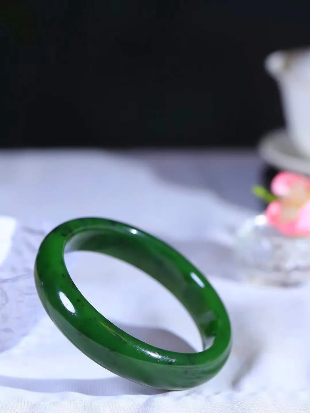 【碧波流转·手镯】

精品️和田玉碧玉手镯，玉质细腻温润，手感舒适，️线条流畅，简约大气，美自天成，佩戴于腕间，婉约之美，举手投足间透出那份低调奢华，醉人心扉。
重60.6克 内径圈口59.5mm尺寸14.4-8mm  FDA-131101008