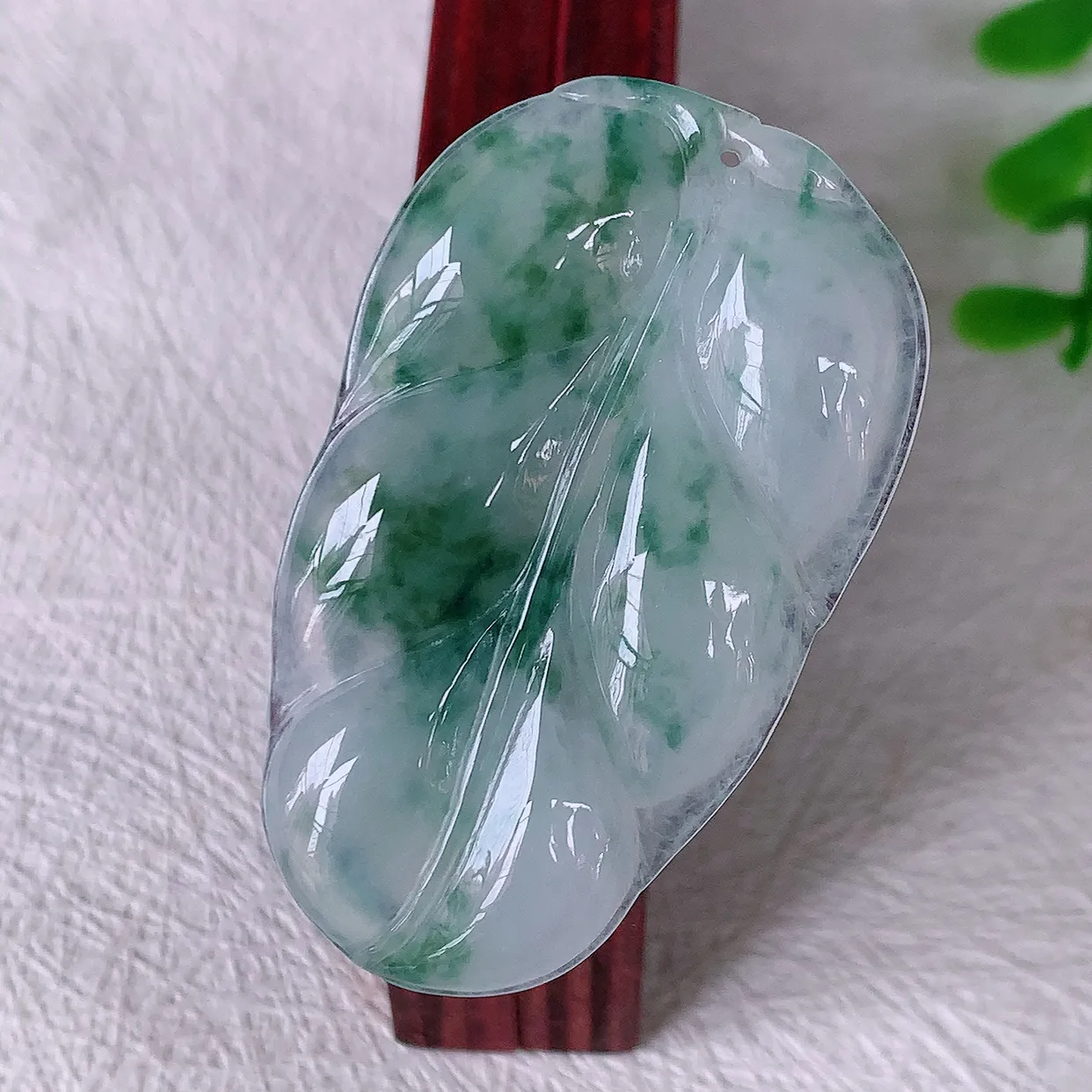 自然光实拍，冰种飘花翡翠叶子吊坠 ，种水足，色泽清新，工艺精湛，叶子寓意美好；金枝玉叶，事业有成。#