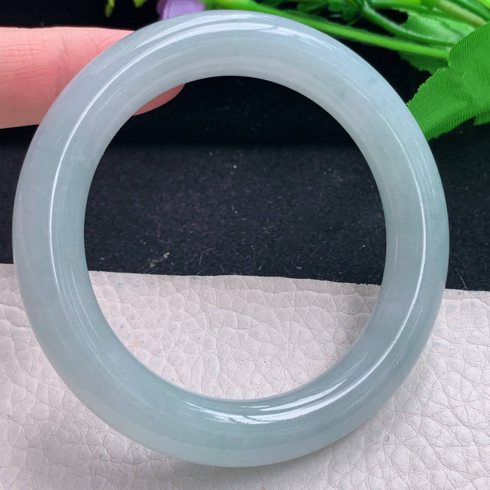 r自然光57*11美人镯 缅甸翡翠a货冰晴绿圆条玉手镯 玉手环