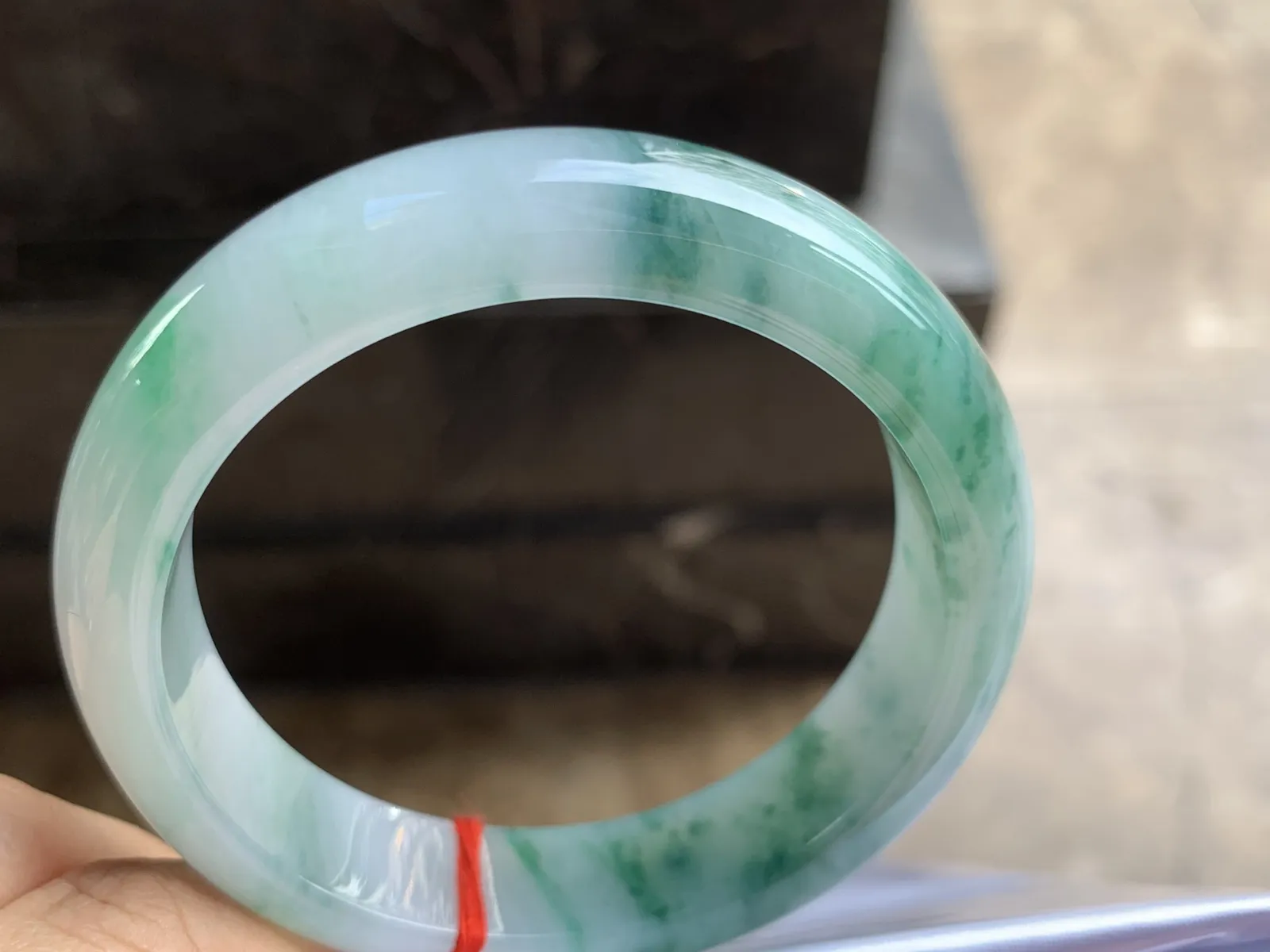 57.5-13.8-8.3mm
糯冰飘花手镯 底子细腻 水润色花