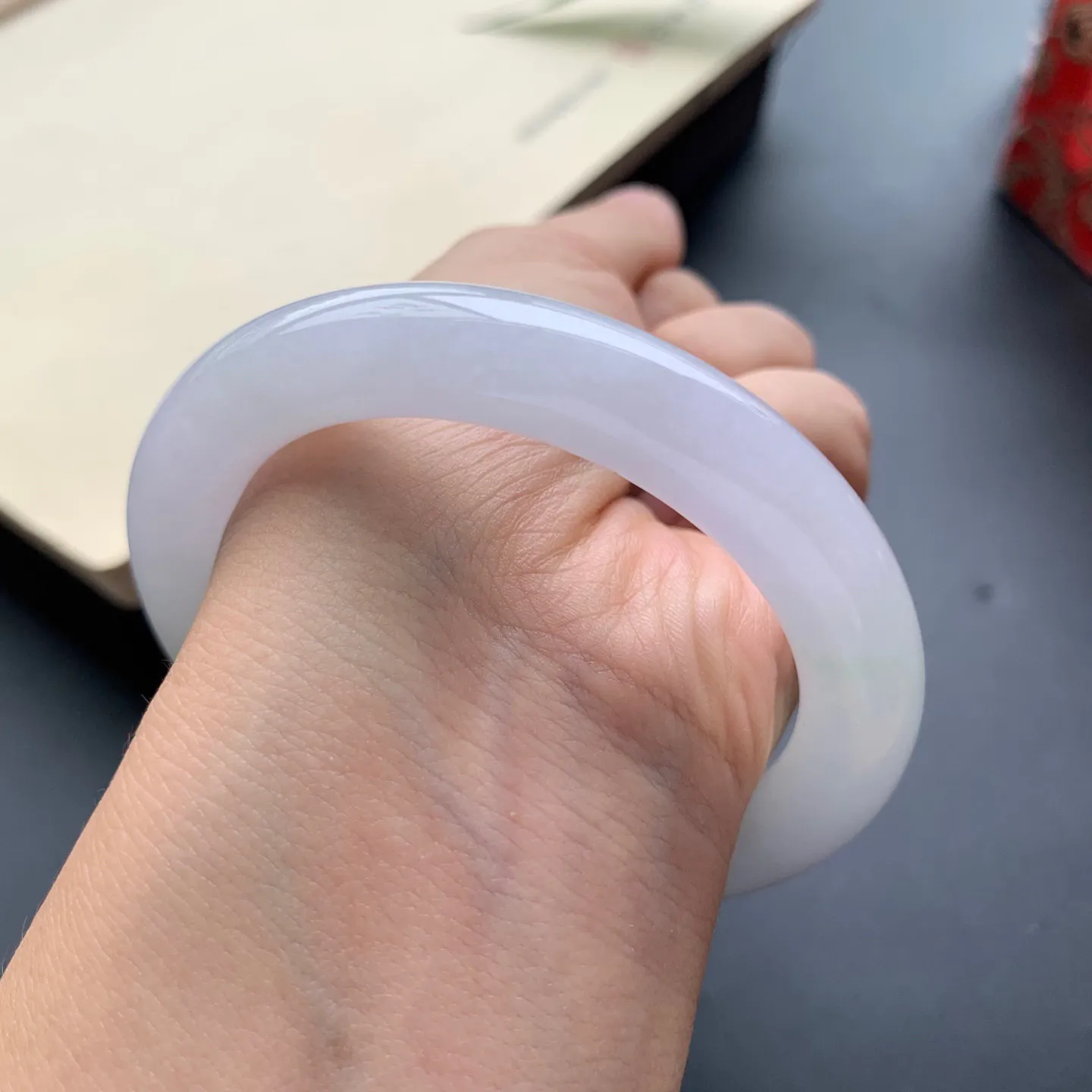 53.8圈口飘绿圆条手镯 尺寸：53.8-9.6，无纹裂，细腻光滑，条形饱满