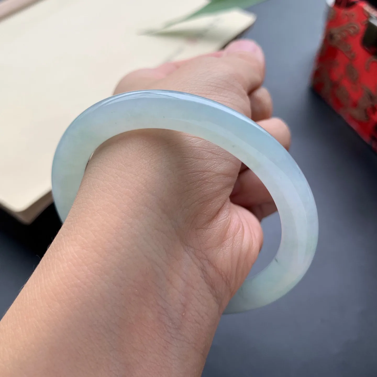 55.6圈口底色圆条手镯 尺寸：55.6-7.5-8.2，无纹裂，细腻光滑，条形饱满