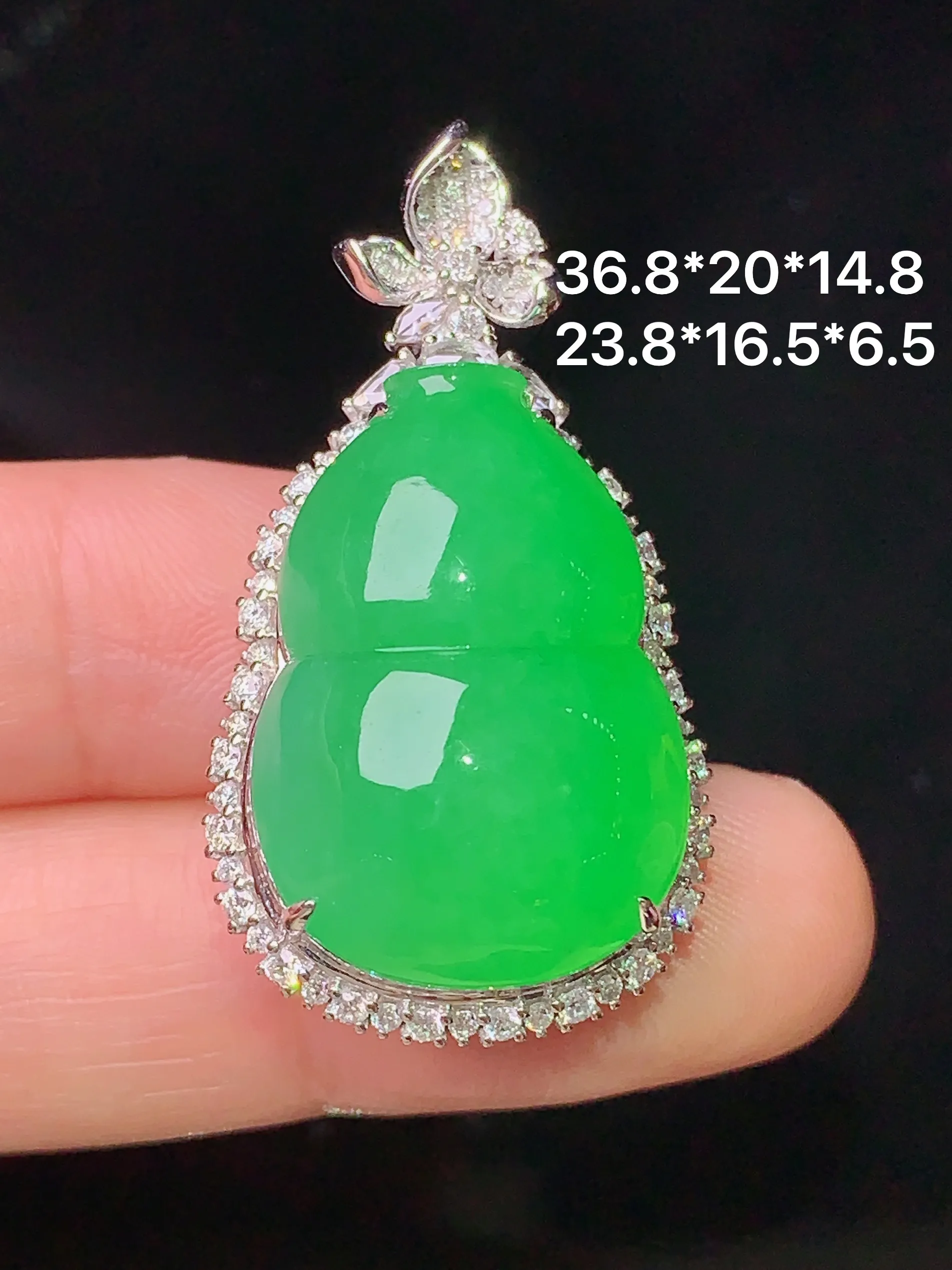 18k金钻镶嵌翠绿葫芦吊坠 玉质细腻 色泽清新艳丽 整体尺寸36.8*20*14.8