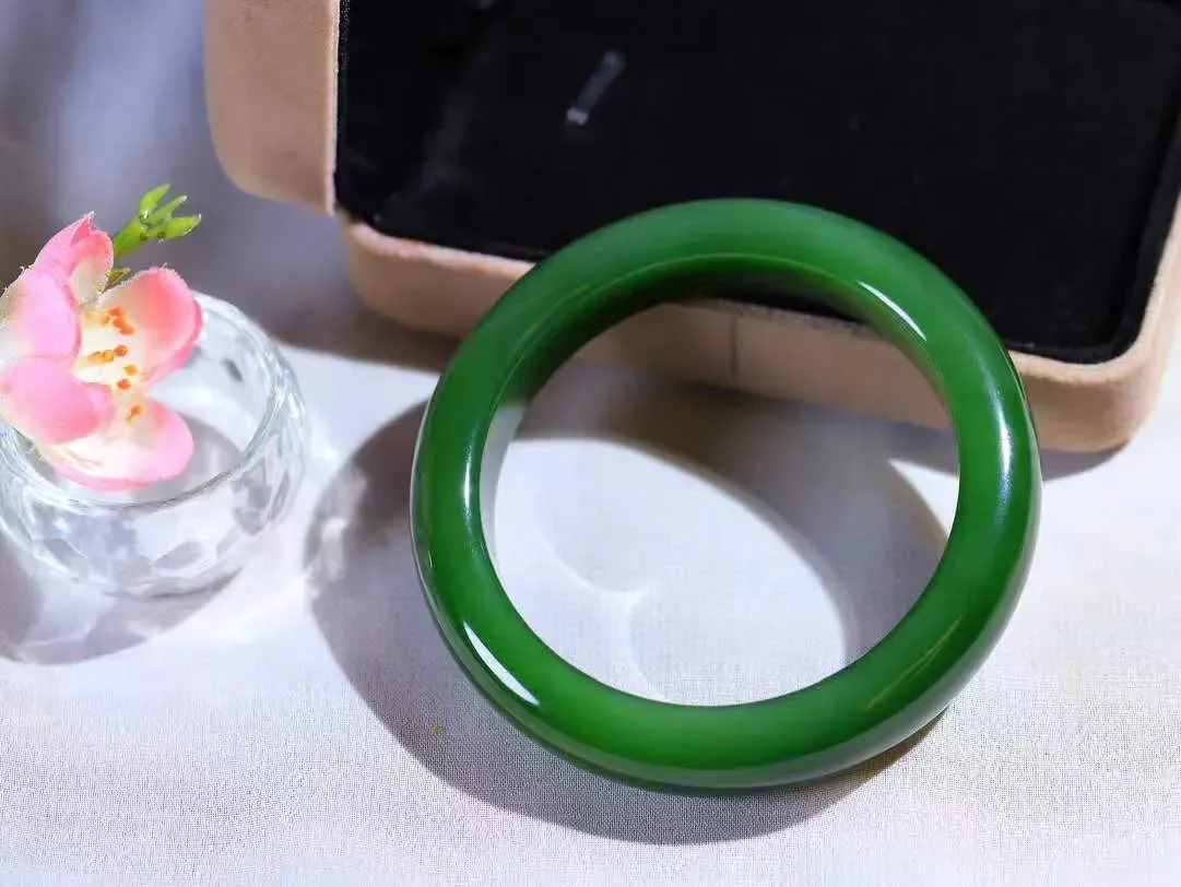 【腕间柔情.手镯】   

收藏传家级臻品️和田玉碧玉手镯 玉质温润细腻 油性十足 古朴秀雅 轻抚