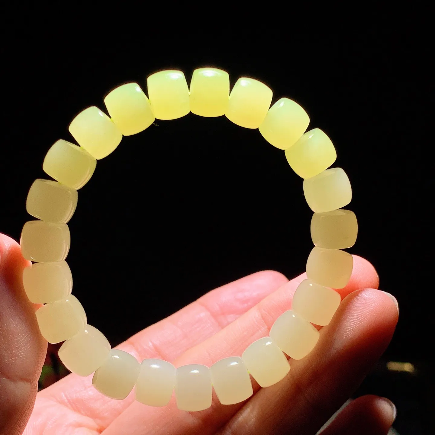 和田玉黄口料直切老型珠手串。单颗尺寸8/10！玉质细腻油润。手推出油。佩戴高端典雅。lt251110