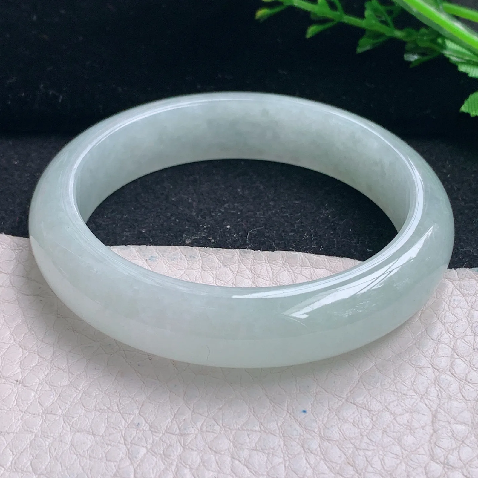 hy自然光54.5*13*8.2平安镯 缅甸翡翠a货浅绿宽边玉手镯 玉手环