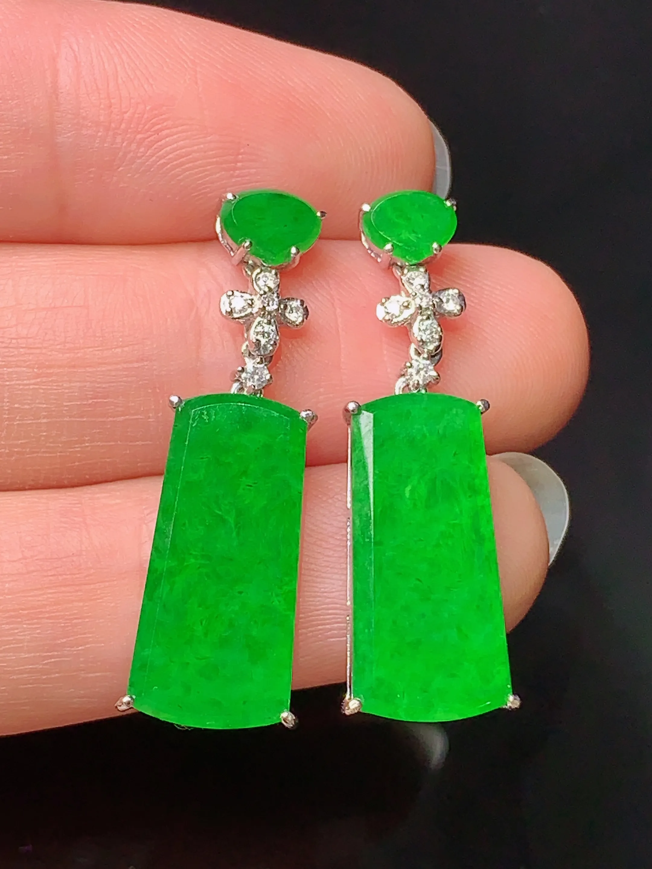 18k金钻镶嵌翠绿无事牌耳坠 玉质细腻 色泽清新艳丽 整体尺寸30.3*8*3.6