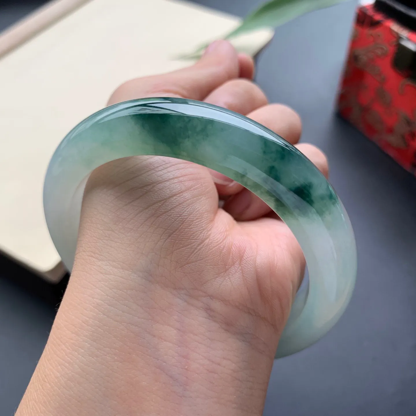 60.2大圈口飘花正圈手镯 尺寸：60.2-12.5-9.6，无纹裂，花色浓郁，版型厚装