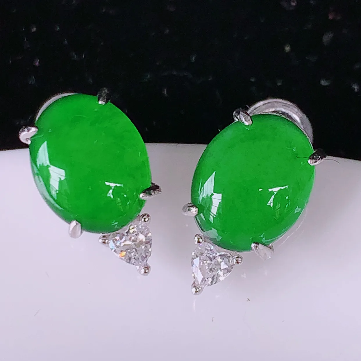 【超低价放漏】冰透满绿翡翠925银镶嵌耳钉，自然光实拍，翠色灵动，颜色漂亮，种老水足，品相佳，佩戴佳