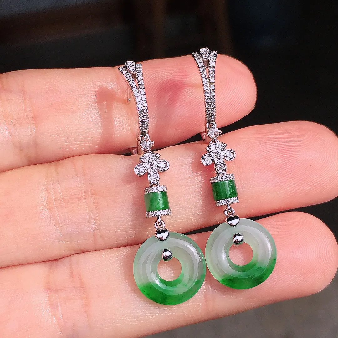 飘绿平安扣耳坠，色泽艳丽，玉质细腻，荧光感超
强，饱满圆润，尽显优雅气质，18k
金豪华镶嵌