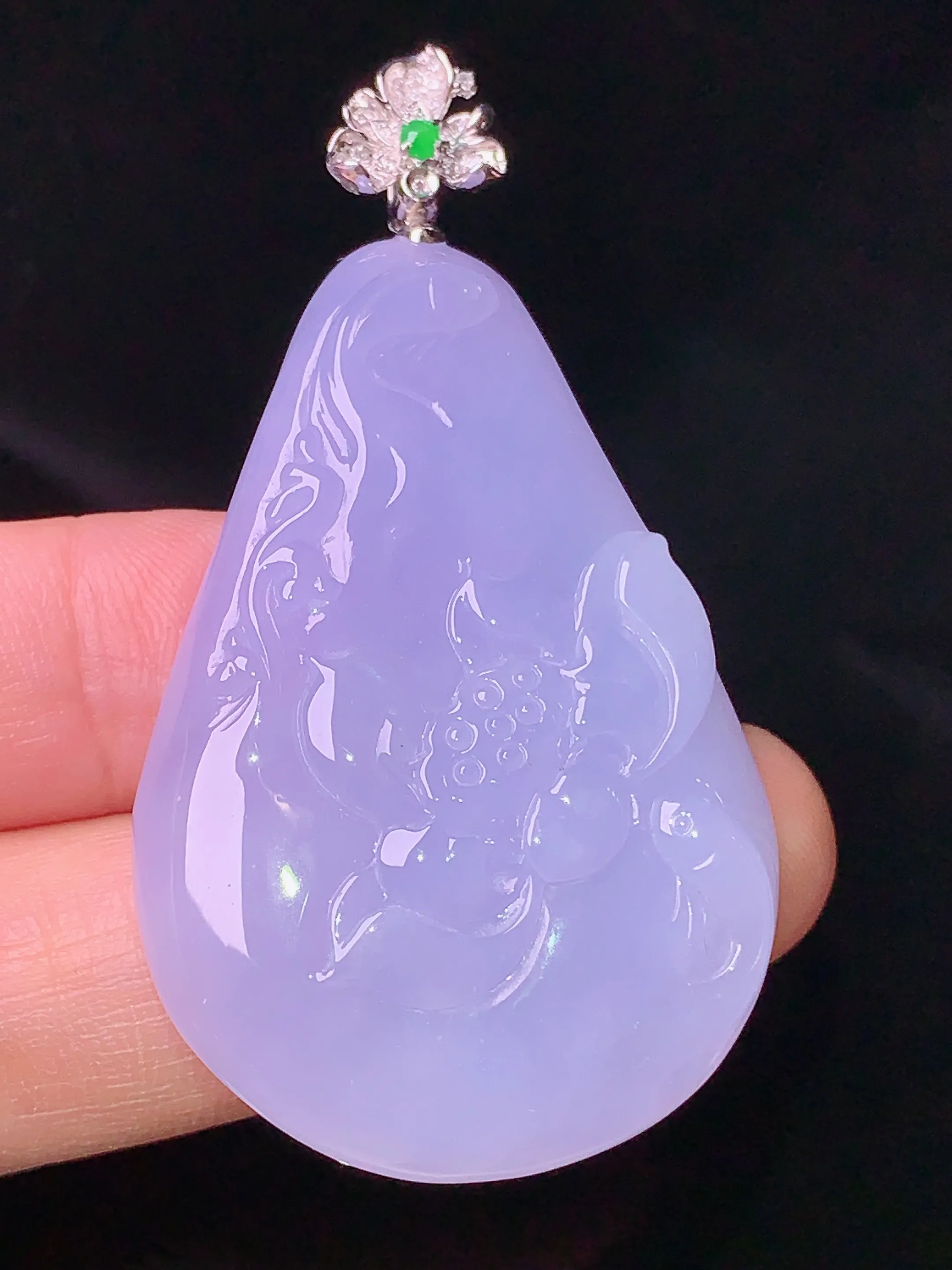 18k金钻镶嵌紫罗兰荷花吊坠 玉质细腻 色泽清新艳丽 整体尺寸55*29.6*7.2