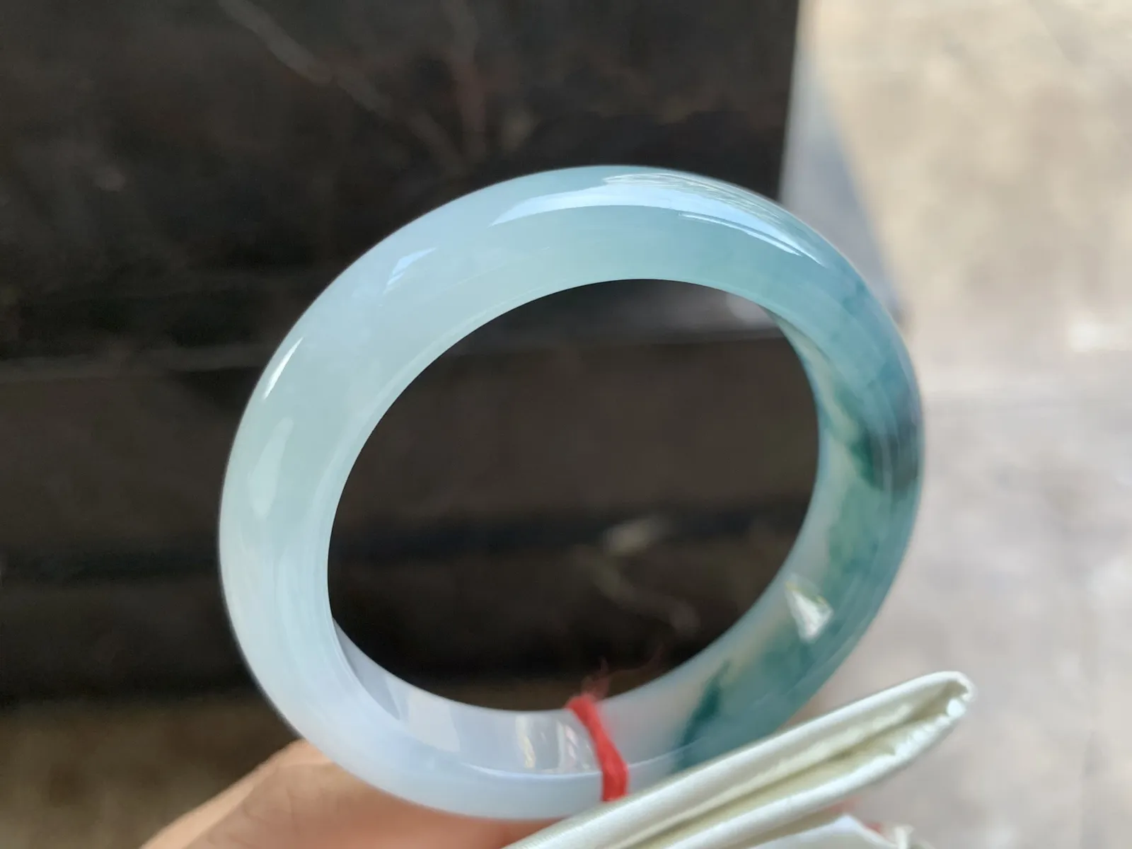 53-11.5-8mm
冰种飘花贵妃手镯 水润光泽 正圈51可带