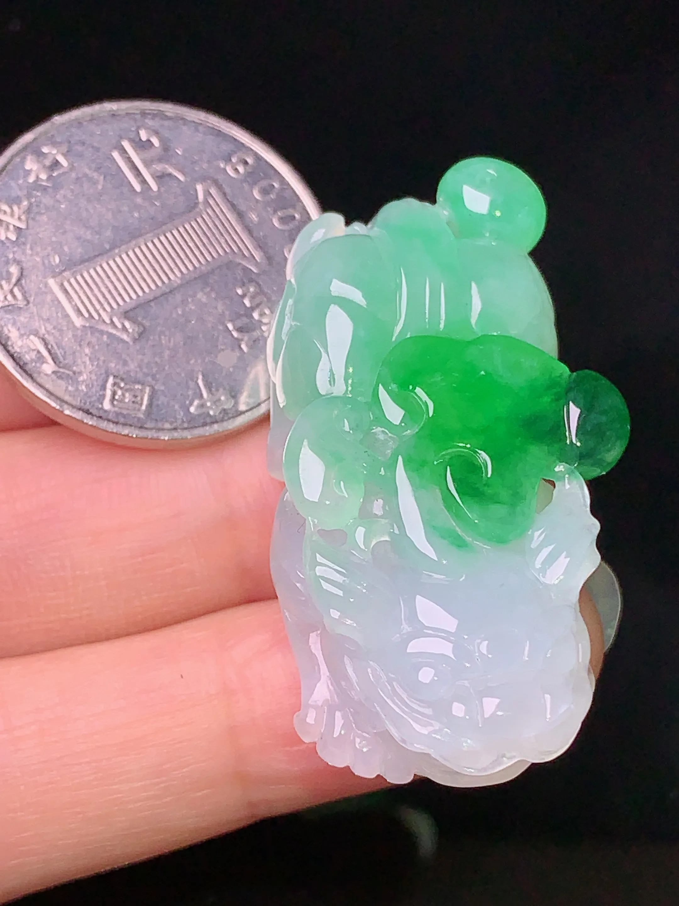 飘绿貔貅吊坠 玉质细腻 色泽清新艳丽 整体尺寸40.8*21.8*11.6