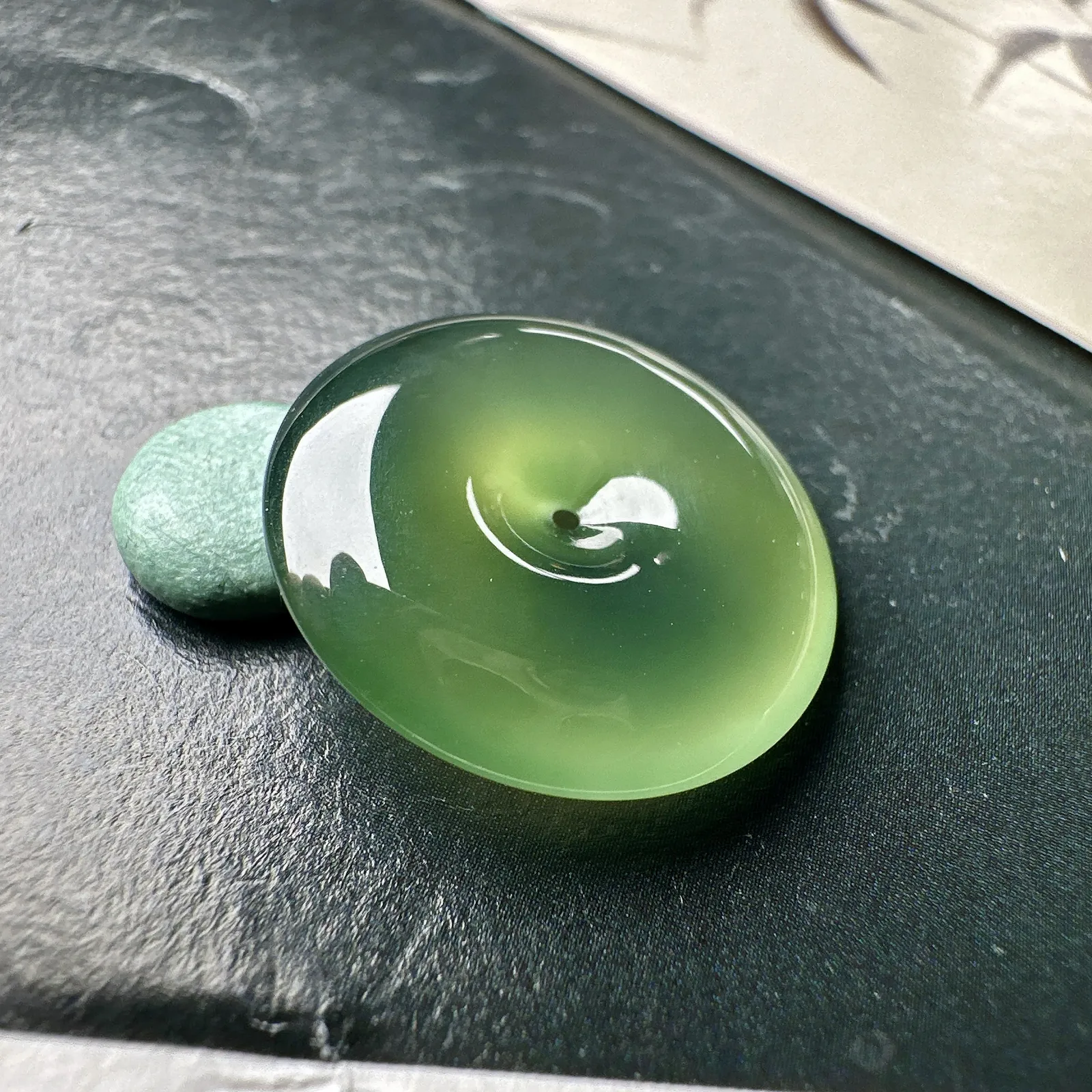 【冰种橄榄绿平安扣】质地细腻，品质很好，冰感十足，胶感明显，收藏品质。