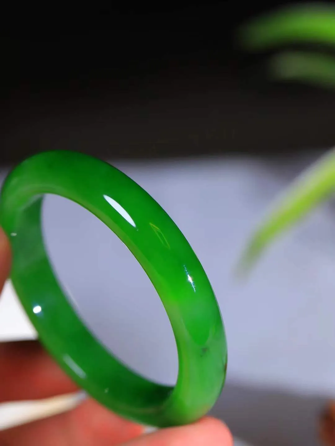 （温柔雅致.手镯）

典藏级臻品️和田玉碧玉手镯。镯型饱满，温润细腻，脂润沁香。️执一卷书，沏一盏茶，着一袭裙，戴一只镯。淡淡浅笺，素心若兰，静赏玉中诗画。悠悠岁月，芊手轻摘，盛满诗样芳华。重48克   尺寸55-11.4-8.2mm    FDA-321101000