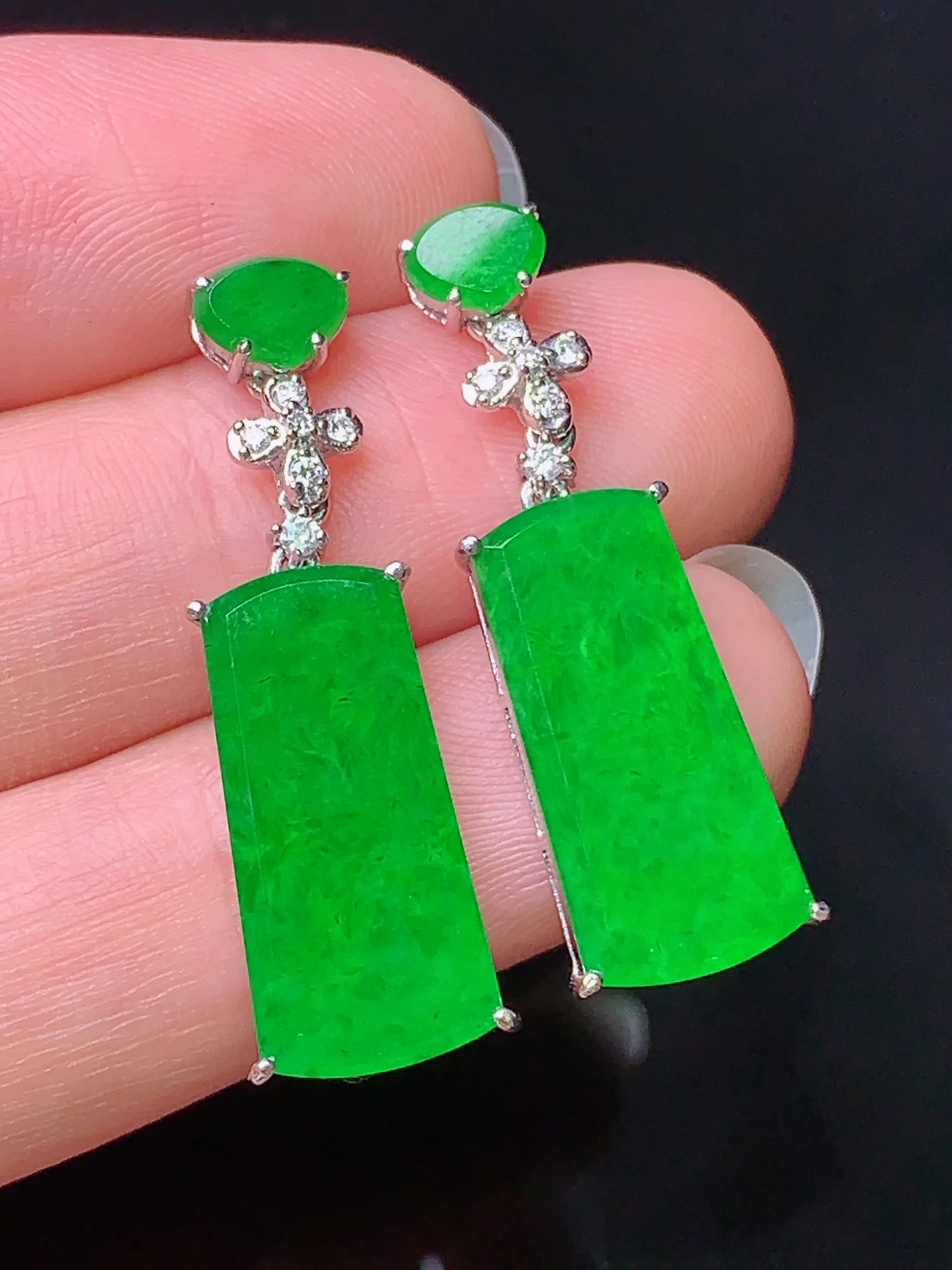 18k金钻镶嵌翠绿无事牌耳坠 玉质细腻 色泽清新艳丽 整体尺寸30.3*8*3.6