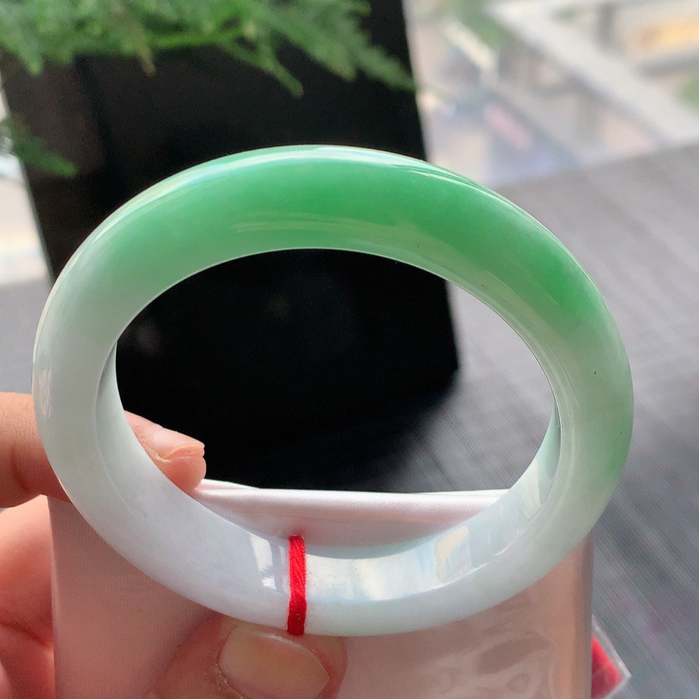 正圈冰糯阳绿 无瑕 尺寸:54.8/12.4/8.9 版型好