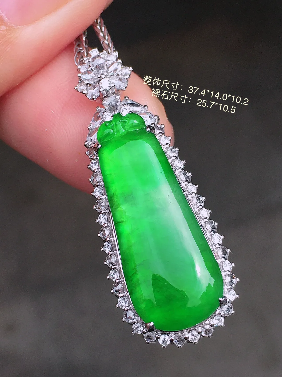 阳绿福瓜吊坠，色泽均匀艳丽，玉质细腻，荧光感超
强，饱满圆润，尽显优雅气质，18k
金豪华镶嵌