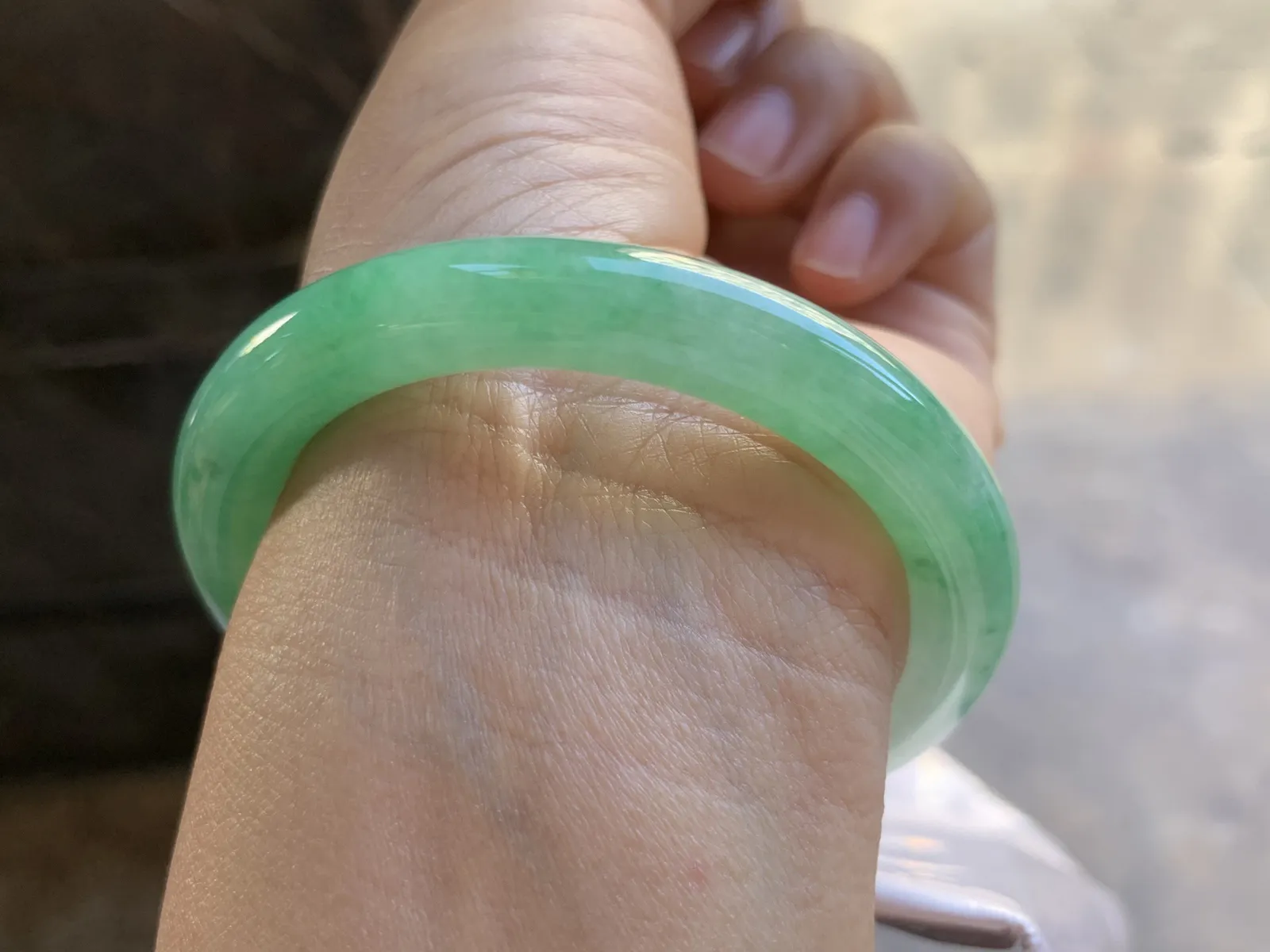 51.5-8.8mm
带色圆条手镯 底子细腻 颜色漂亮 性价比推荐