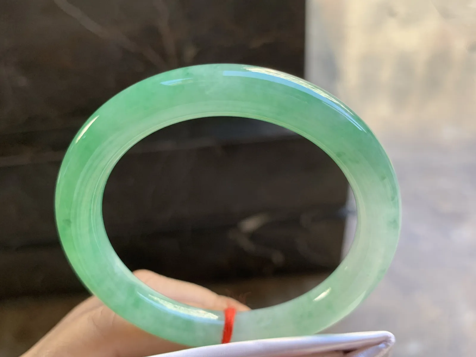 51.5-8.8mm
带色圆条手镯 底子细腻 颜色漂亮 性价比推荐