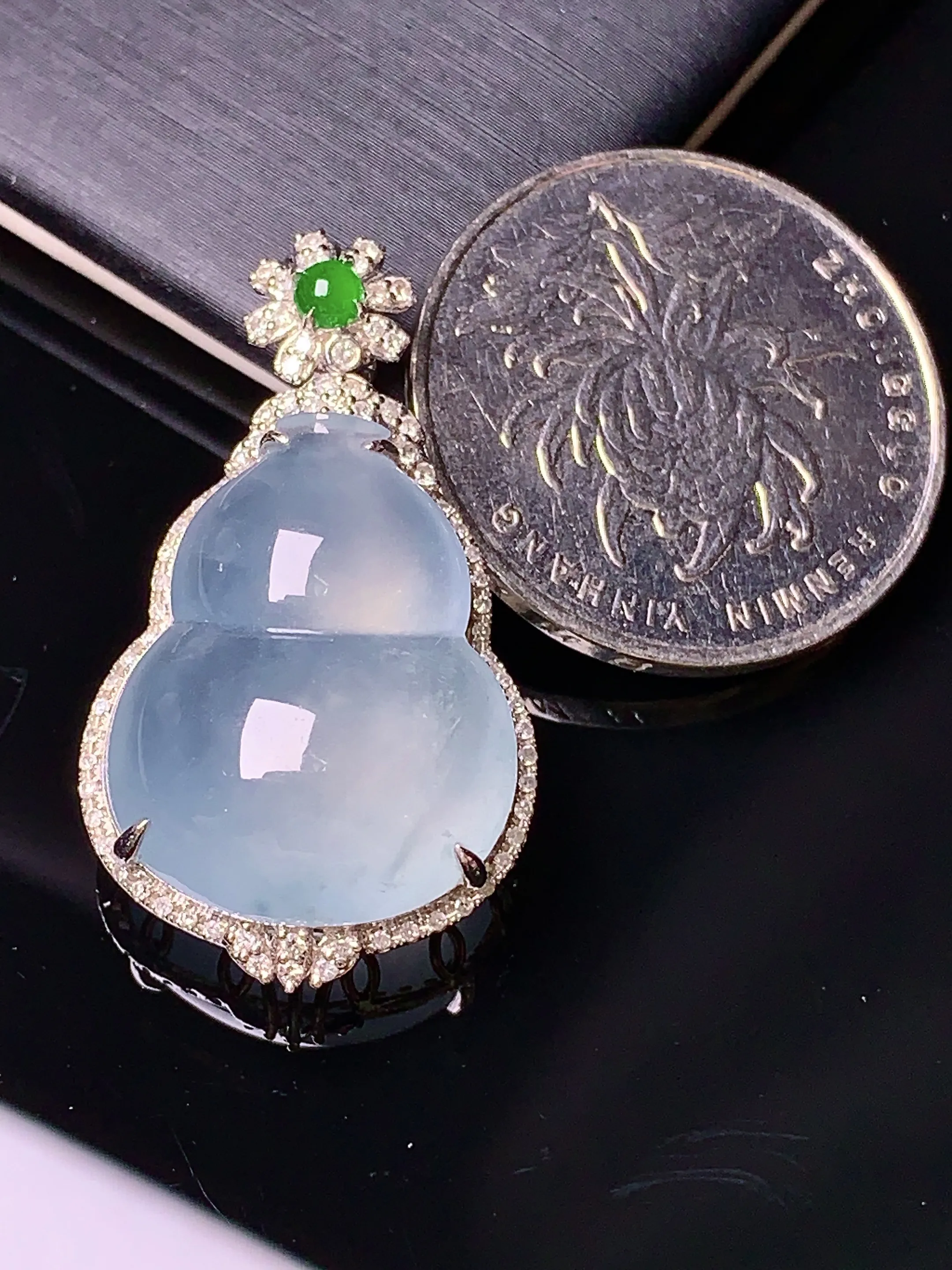 18k金钻镶嵌冰种葫芦吊坠 玉质细腻 色泽清新艳丽 整体尺寸33*18.7*10