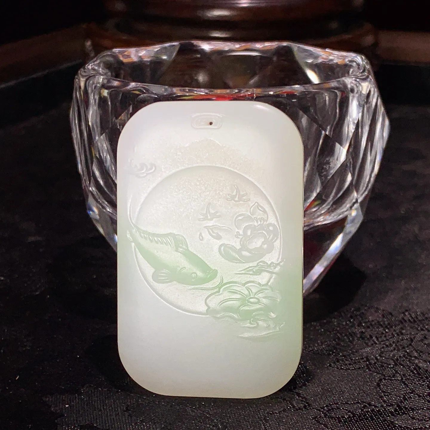 和田玉白玉羊脂白翠青佛引福来挂件。尺寸50/32/12重40.5克。白度一级。无裂无杂玉质细腻油润。手推出油。佩戴高端典雅。lt251111