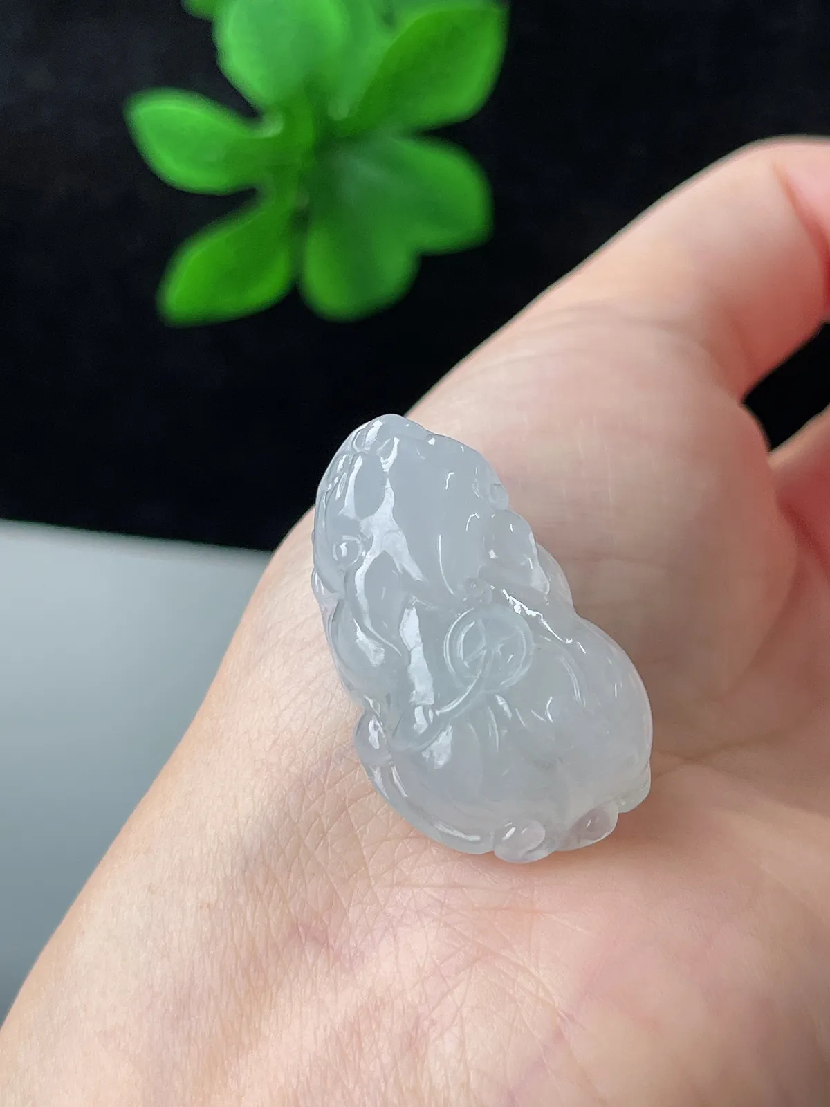 翡翠冰糯种白色貔貅吊坠