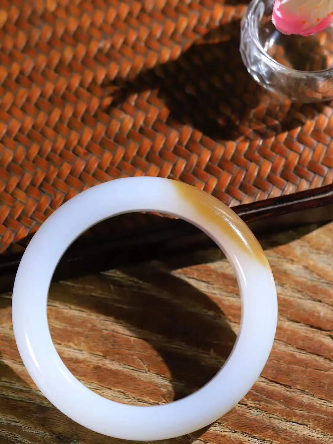 （一见钟情.手镯）

收藏级臻品️和田玉糖白玉手镯，玉质温和莹润，精光内蕴，手感舒适。整器简约，打磨光洁，让人爱不释手，料美艺精，萦绕于手，尽显高贵之姿。重73克 内径54.5mm尺寸15.5-9.7mm   FDA-101101073