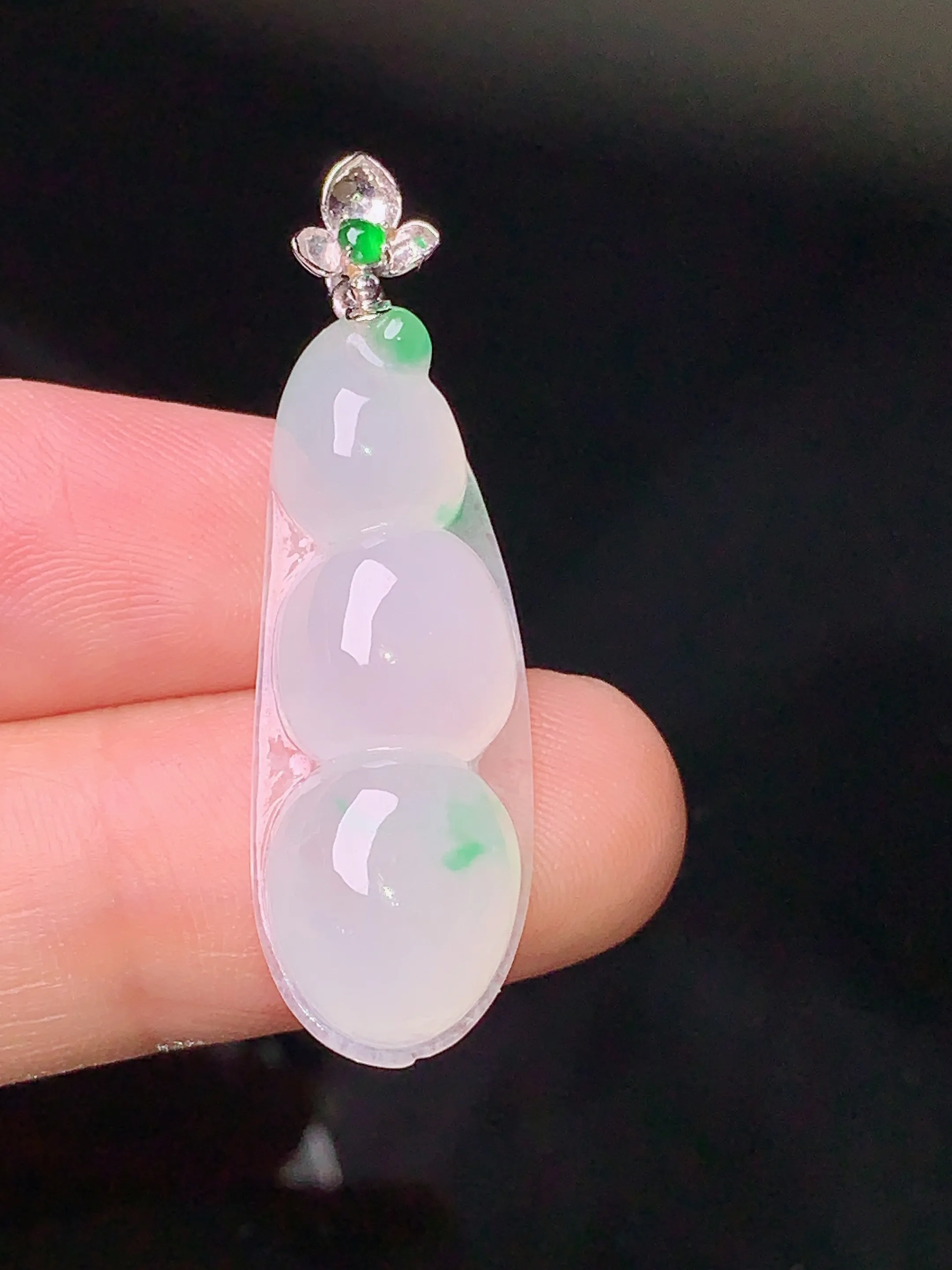 18k金镶嵌飘绿四季豆吊坠 玉质细腻 色泽清新艳丽 整体尺寸38.3*11.5*6